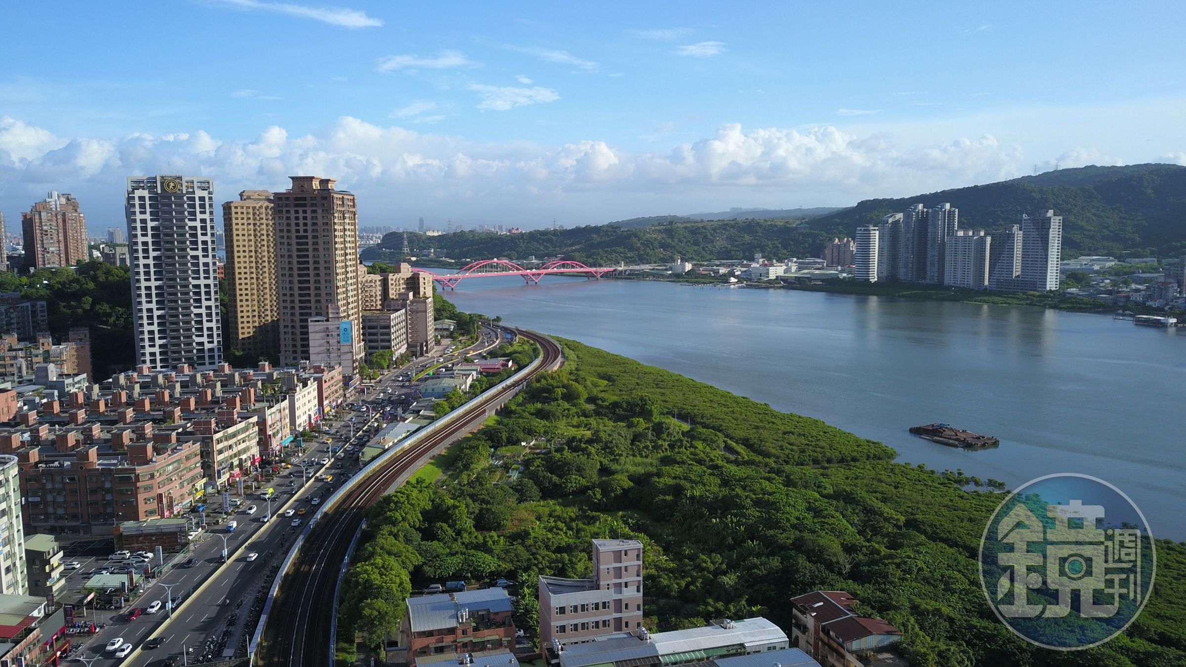 漢皇丰川坐擁美景，交通及生活機能都相當便利。