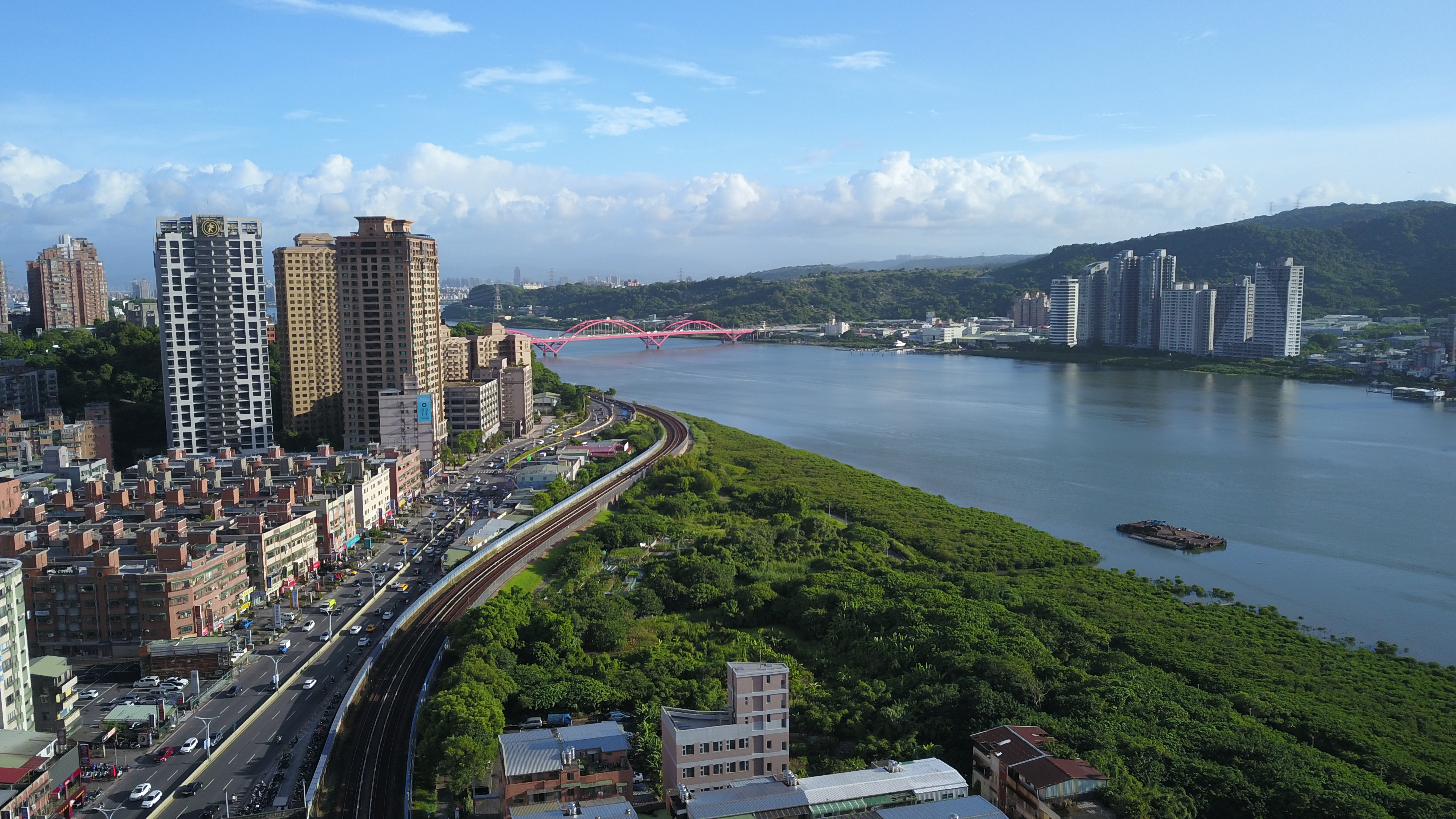 漢皇丰川坐擁美景，交通及生活機能都相當便利。