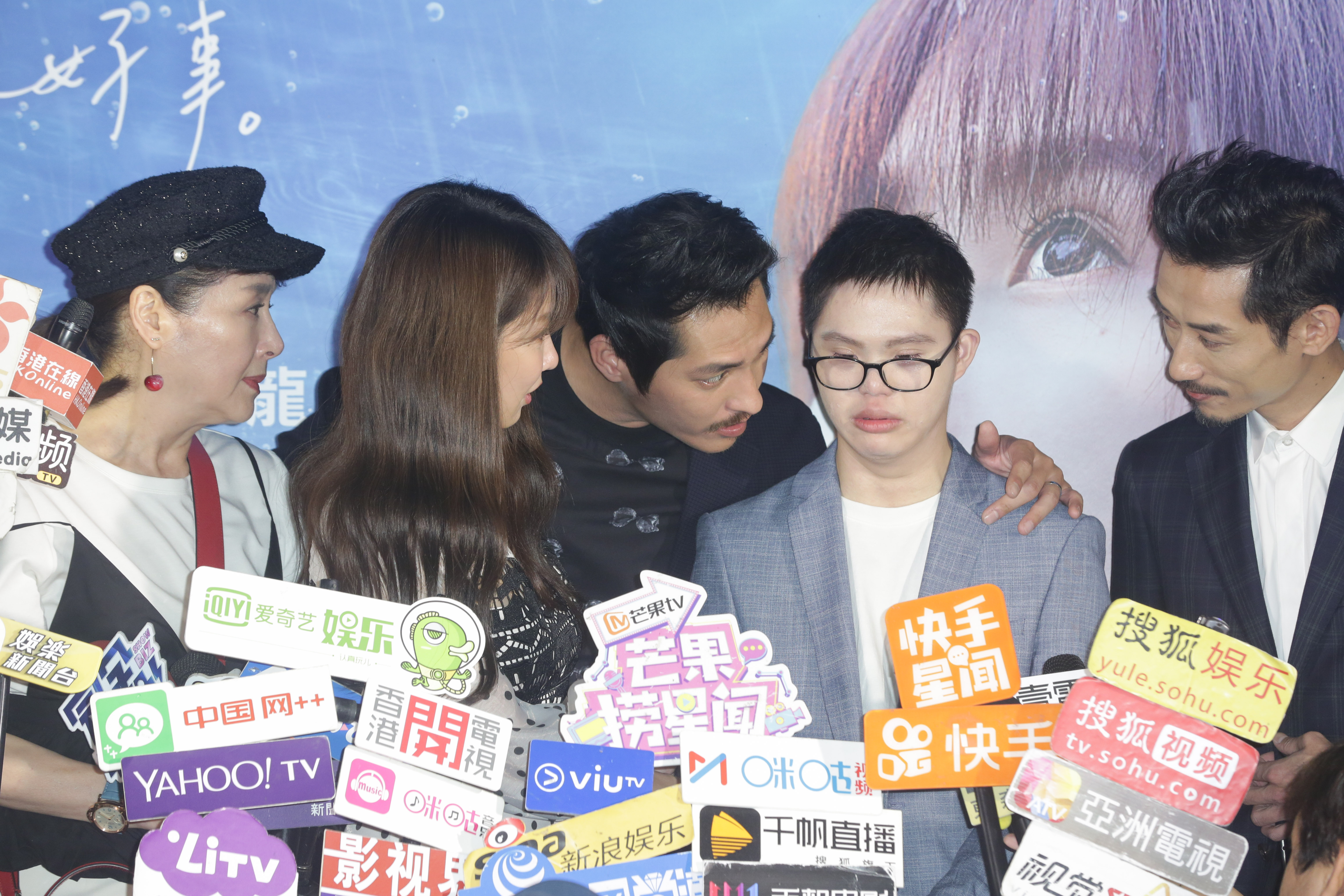 恬妞（左起）、郭書瑤、藍正龍、跟陳竹昇（右1），一起安慰在首映會上感動落淚的蔡佳宏（右2）。