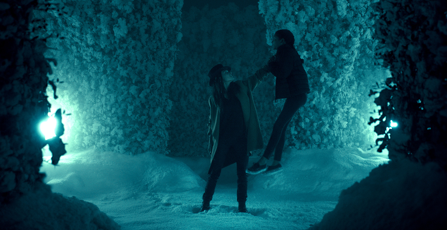 擁有「閃靈」超能力的少女艾柏拉（右）與專門獵殺「閃靈」超能力兒童的高帽蘿絲，在《安眠醫生》展開對決。（華納兄弟提供）