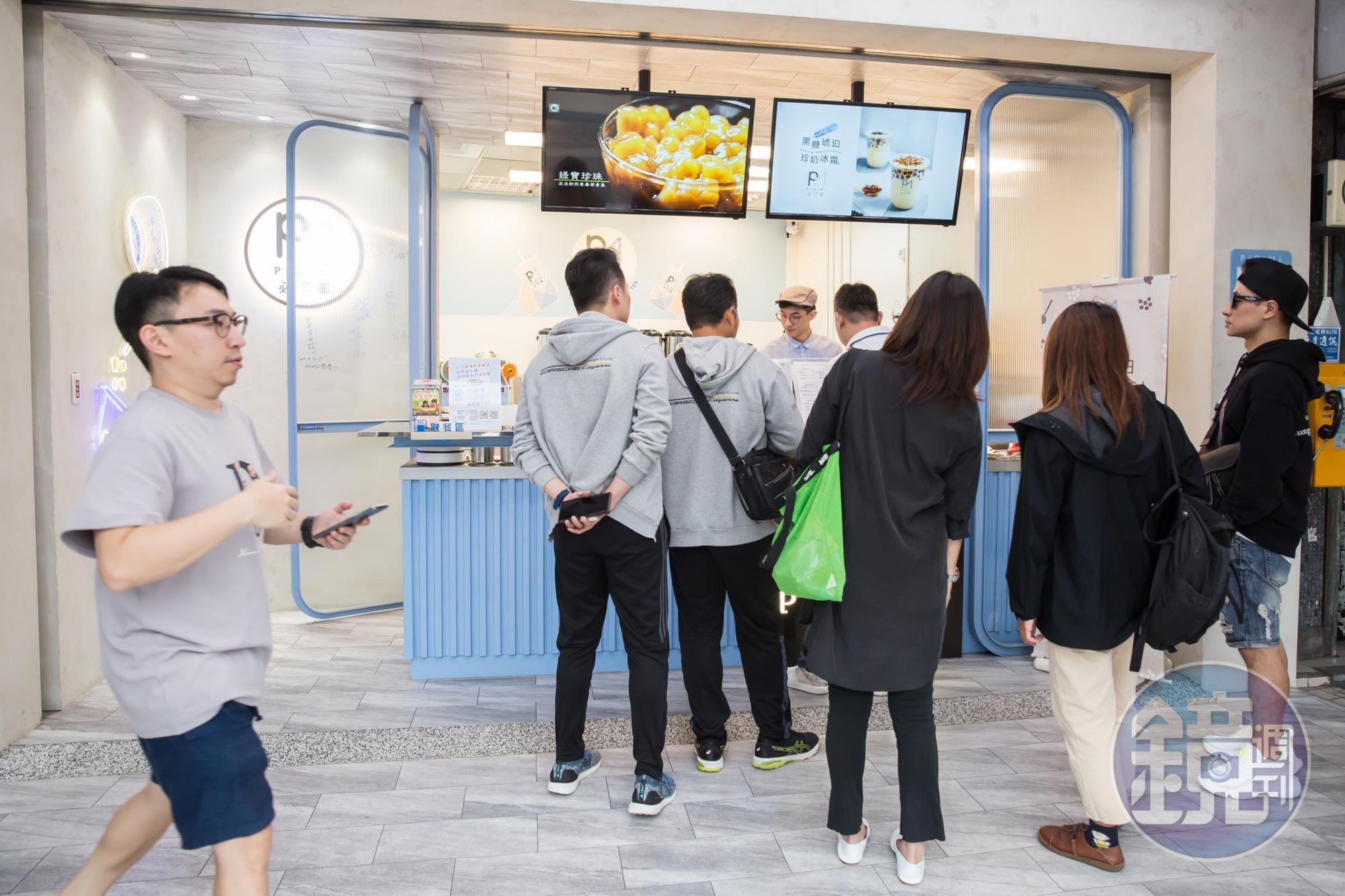 南港店開幕不到3個月，中午用餐時間人潮不少。