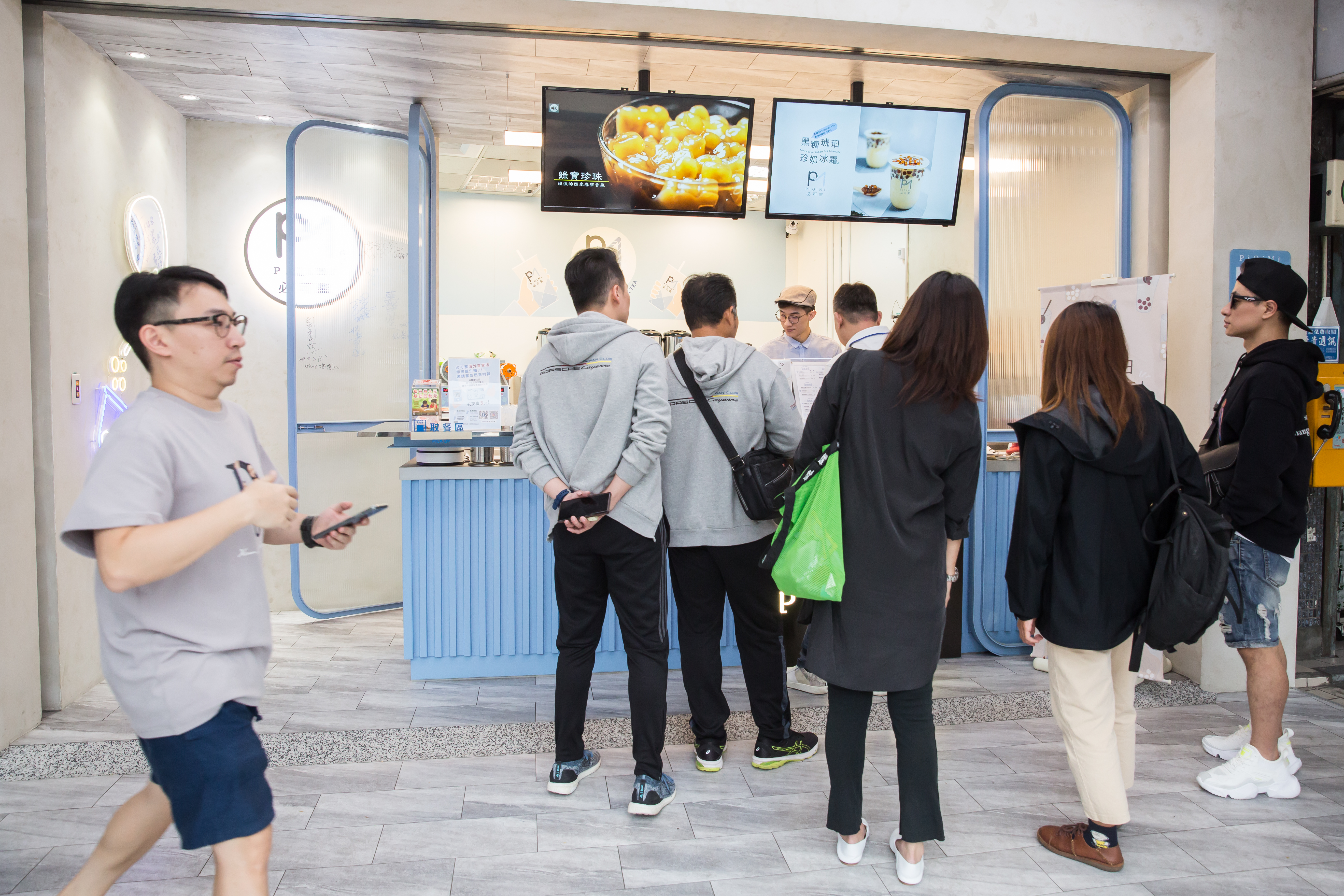 南港店開幕不到3個月，中午用餐時間人潮不少。
