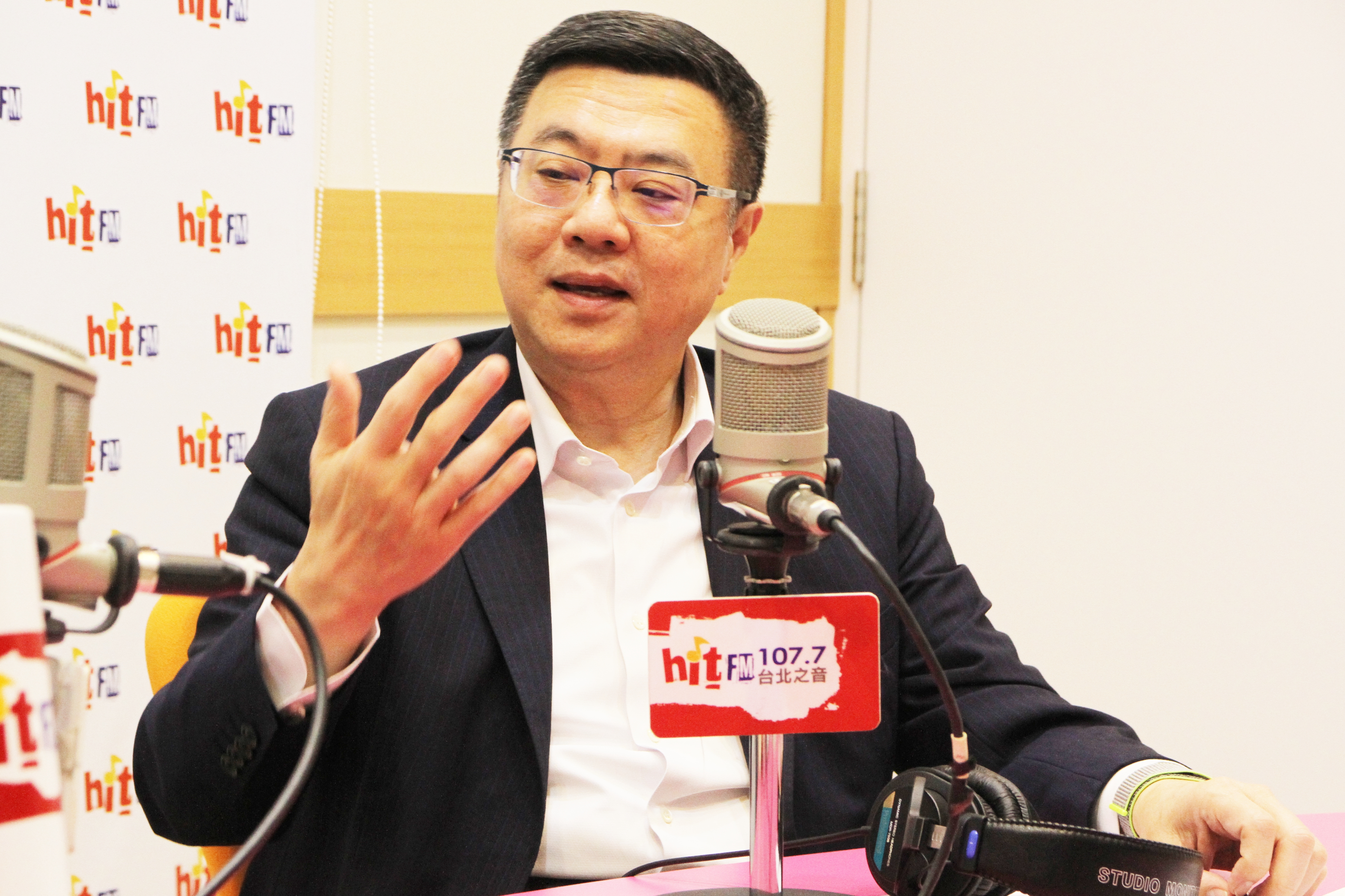 民進黨主席卓榮泰今早接受廣播節目專訪。（Hit Fm《周玉蔻嗆新聞》製作單位提供）