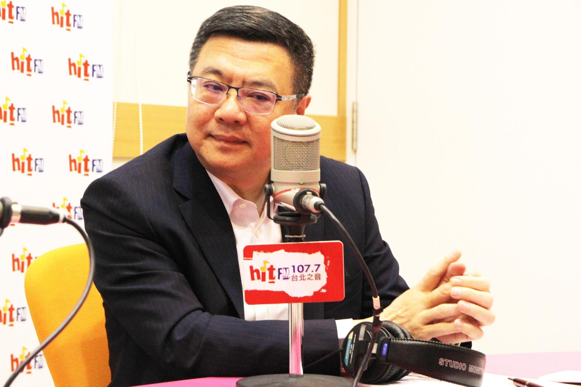 民進黨主席卓榮泰接受廣播節目專訪。（Hit Fm《周玉蔻嗆新聞》製作單位提供）