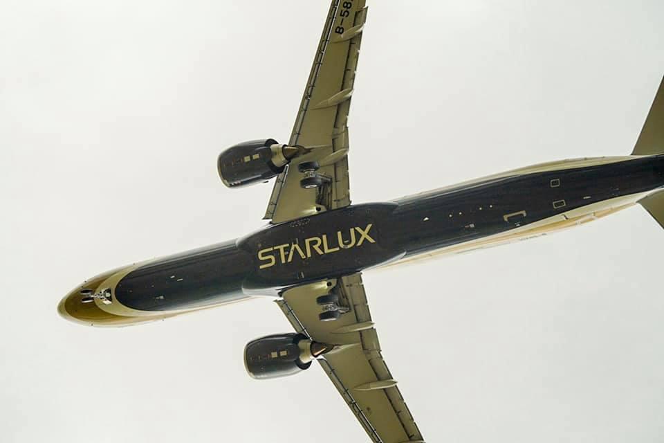 最大的特色為機腹斗大的「STARLUX」字樣,飛機起飛或降落時抬頭仰望就可發現。(翻攝自星宇航空 STARLUX Airlines臉書)
