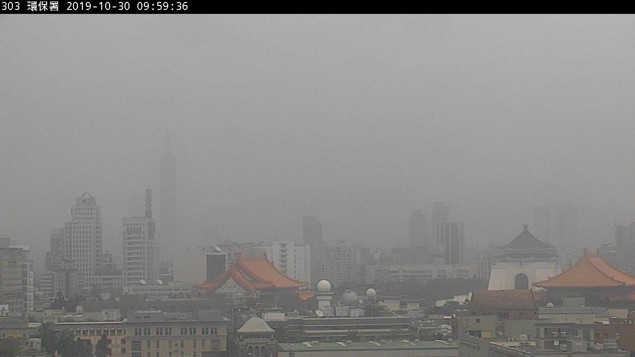 沙塵暴南下造成北部空氣品質相當差,在監測畫面已不見台北101。(翻攝環保署官網)