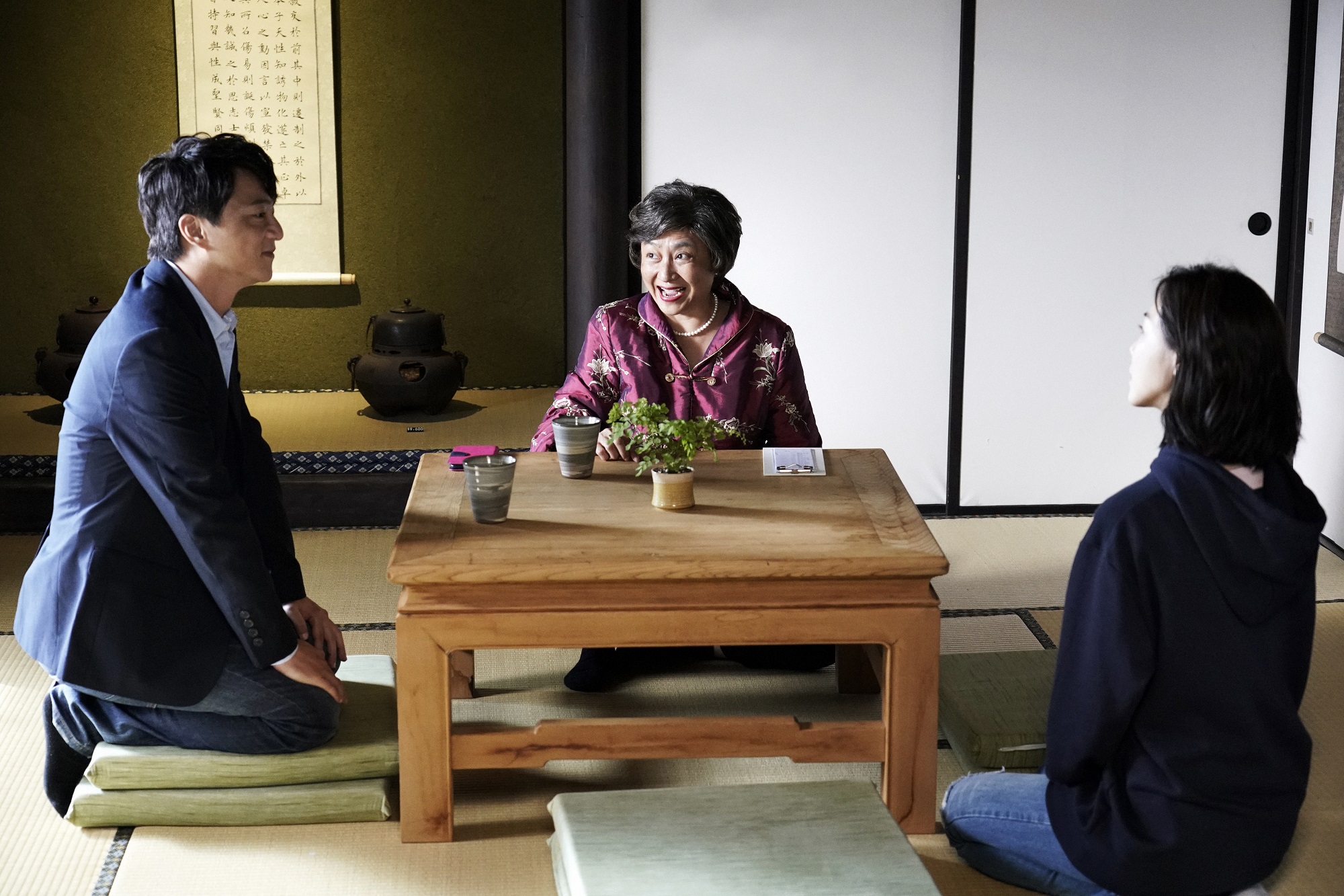 台劇《俗女養成記》母親楊麗音為女兒陳嘉玲安排相親場景，就選在「三一宅藝空間」拍攝。（俗女養成記劇照）
