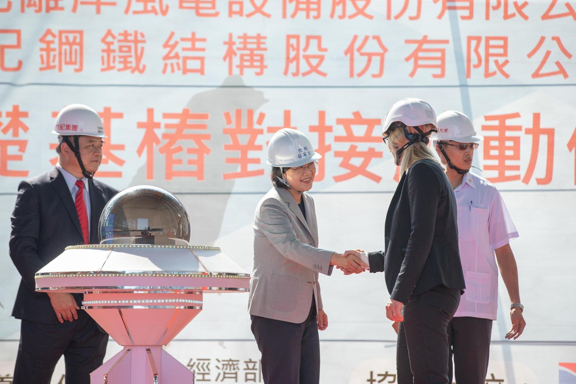 總統蔡英文日前出席見證台灣本土第一隻基樁誕生,國內首座離岸風電風場預計今年底商轉。(總統府提供)