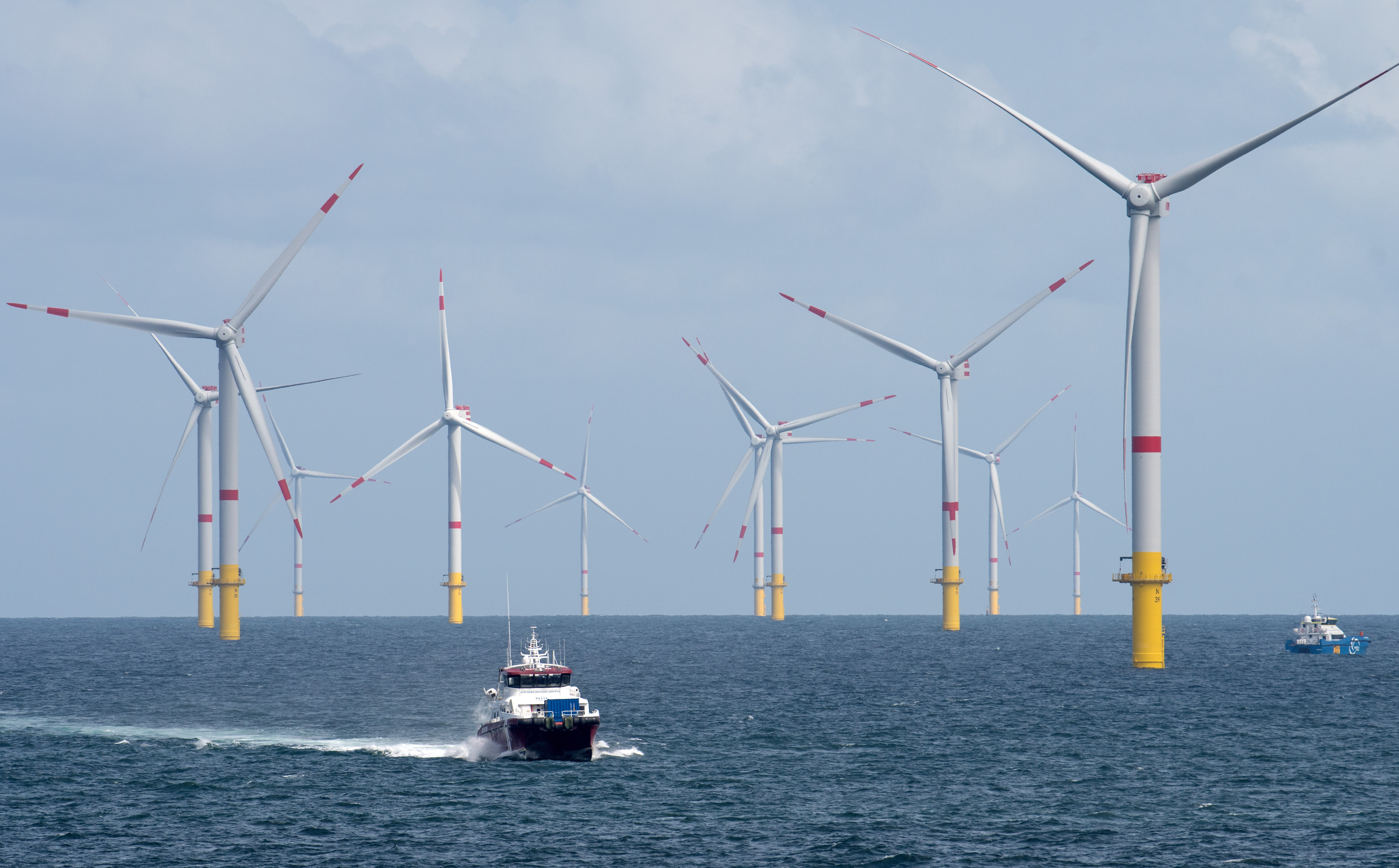 國際企業重視綠電供應鏈，政府發展離岸風電等再生能源，是需求也是趨勢。（東方IC）