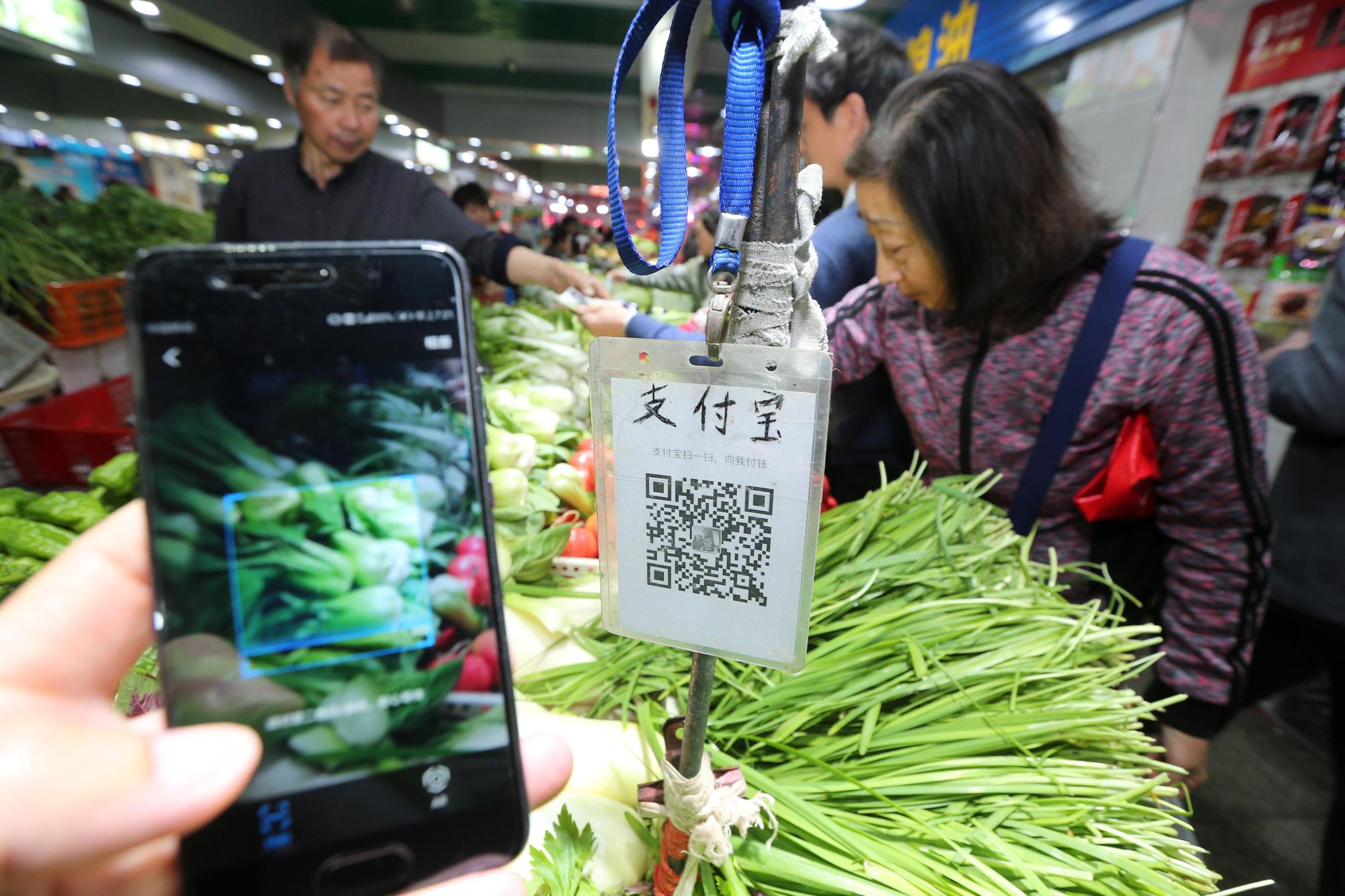 行動支付早已普及的中國，讓倪良瑋看見未來趨勢和經濟成長，因而買進中國基金。（東方IC）