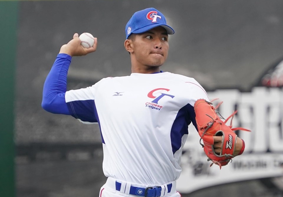 劉致榮昨日熱身賽登板狂飆157公里速球，不過今日卻宣布因手臂緊繃退出國家隊的消息。（翻攝自文化大學IG）