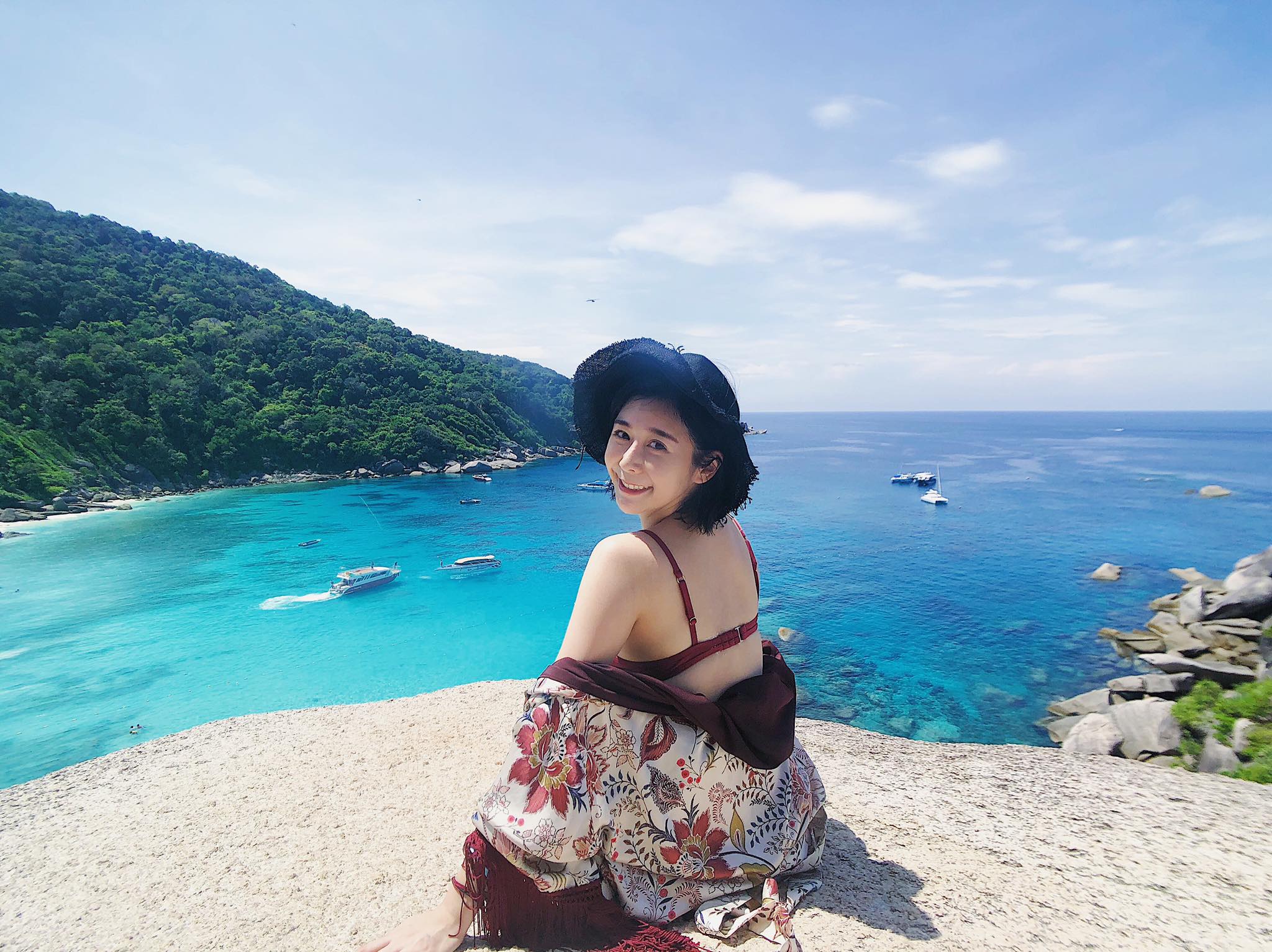 范乙霏在泰國脫下罩衫，露出紅色Bra。（翻攝臉書）