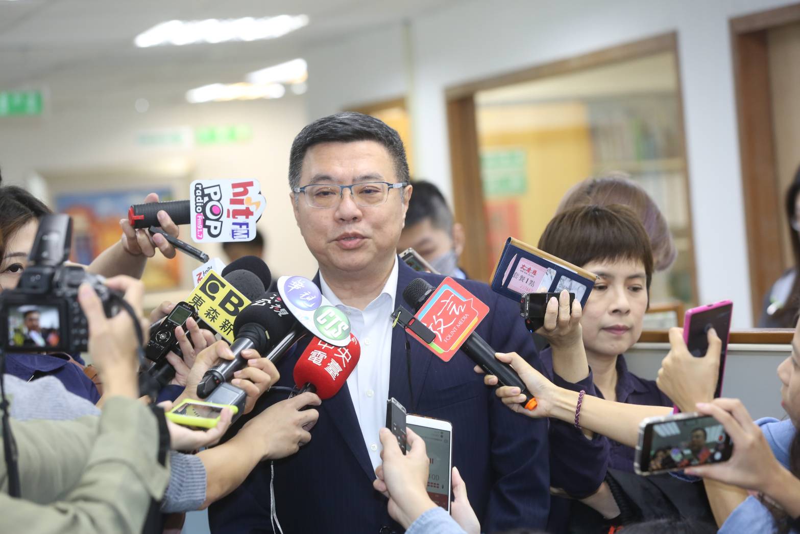 民進黨主席卓榮泰中常會前接受媒體訪問。