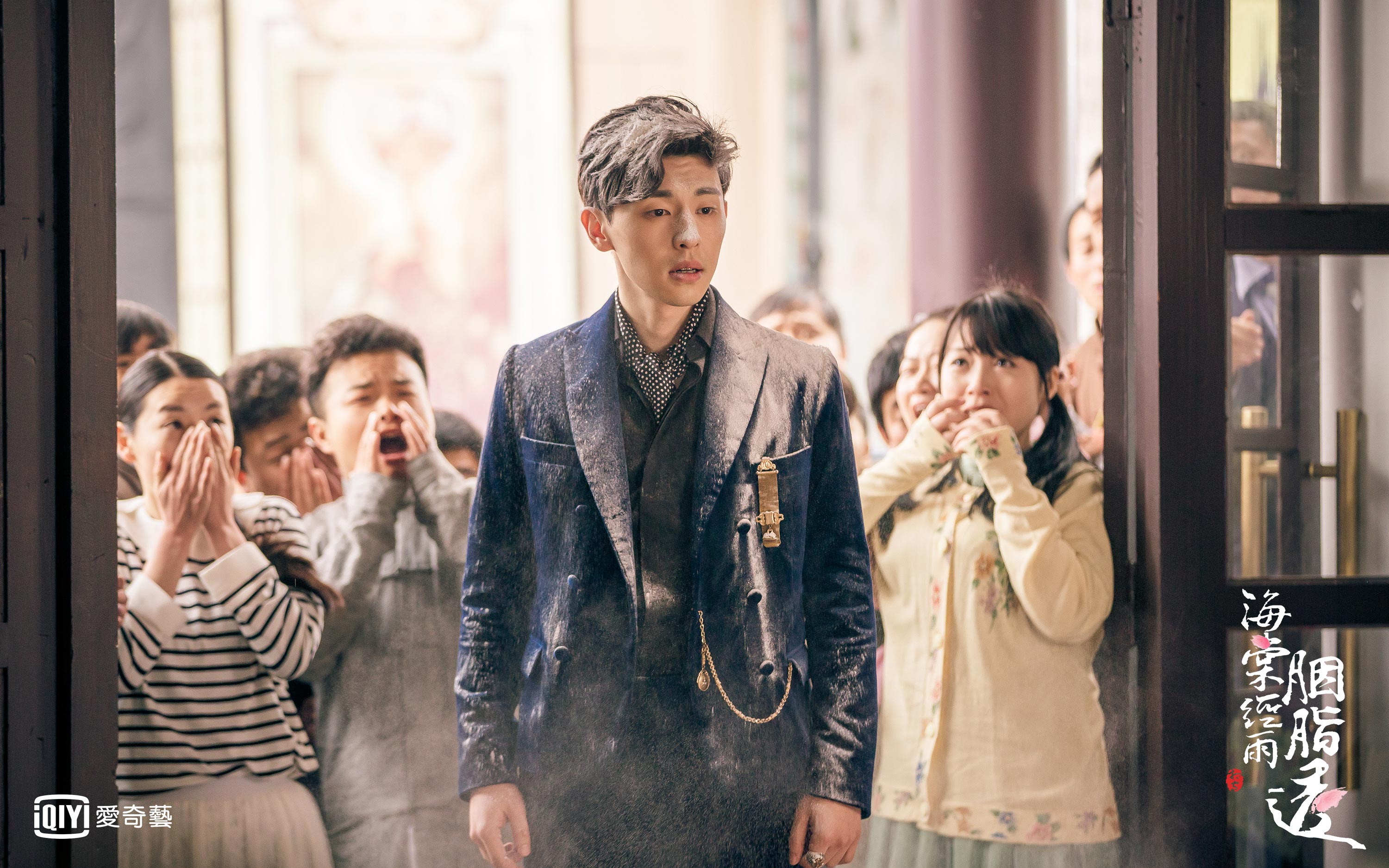 鄧倫一出場就被砸到滿身白，帥氣落漆。（愛奇藝提供）