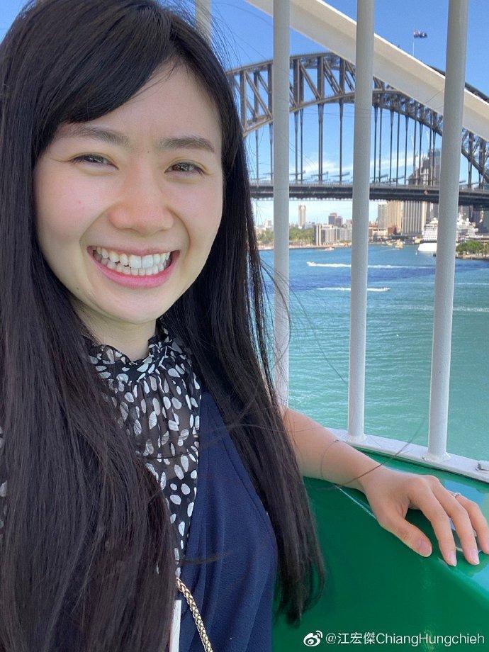 福原愛秀出燦爛笑容,粉絲大讚少女膚質。(翻攝自江宏傑微博)