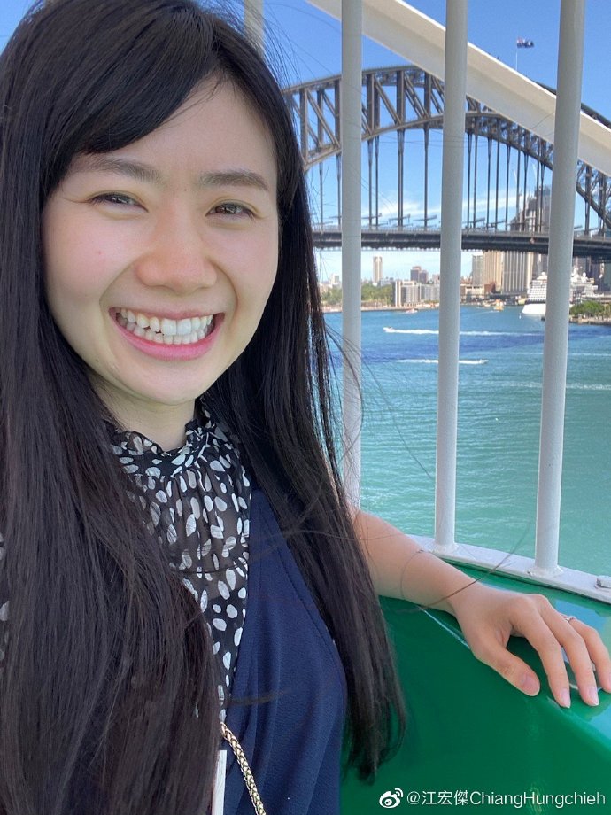 福原愛秀出燦爛笑容,粉絲大讚少女膚質。(翻攝自江宏傑微博)