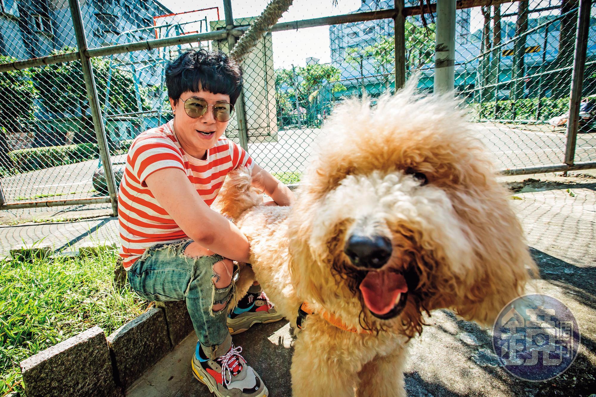工作再忙的倪良瑋，每天仍會抽空帶愛犬樂樂出門散步、曬太陽。