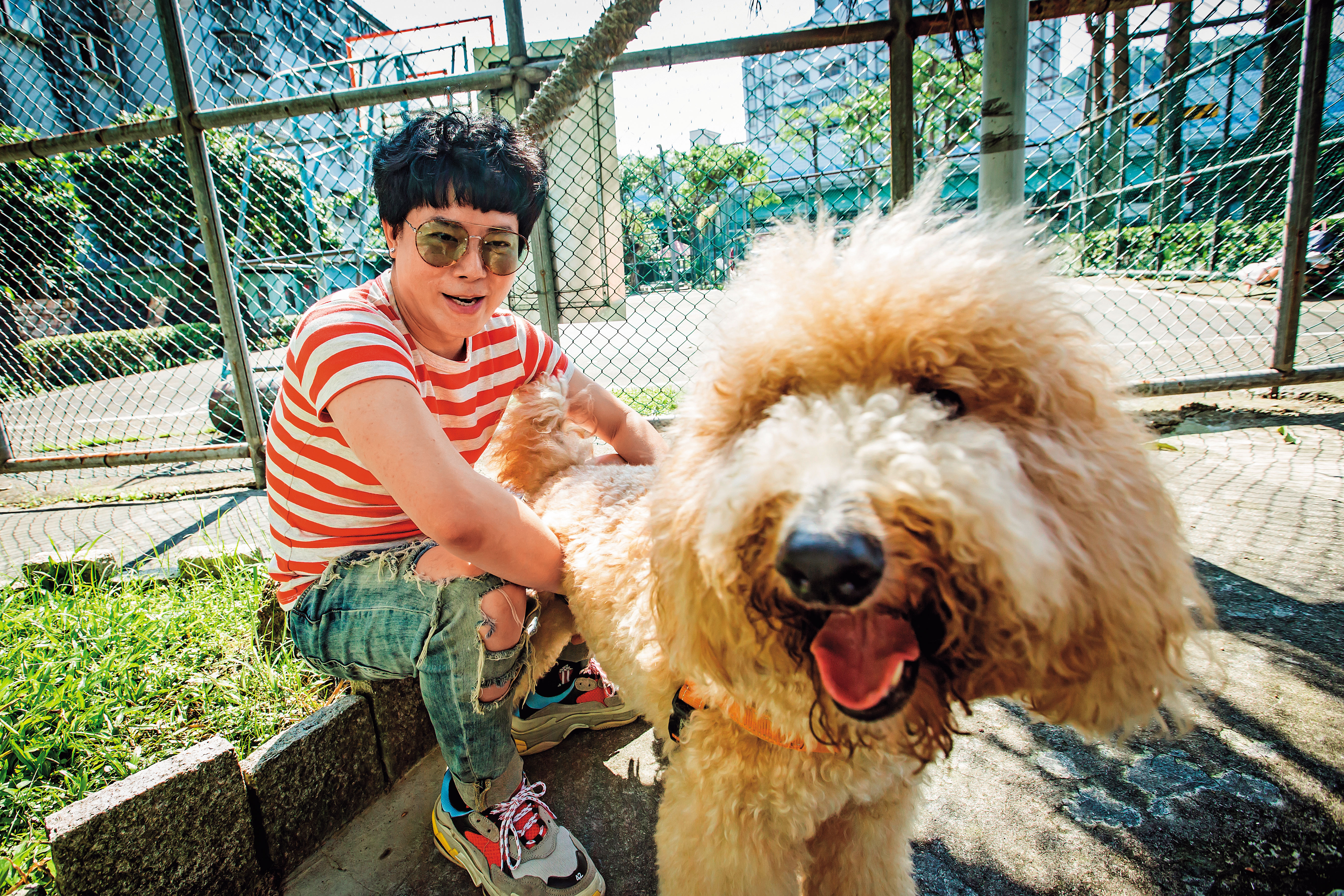 工作再忙的倪良瑋，每天仍會抽空帶愛犬樂樂出門散步、曬太陽。