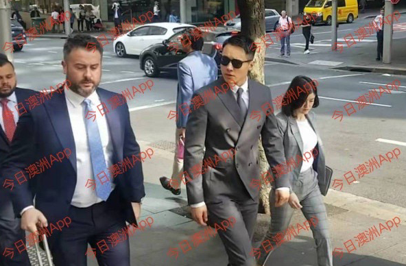 大陸男星高雲翔今著灰色西裝出席第三次庭訊。（網路圖片）