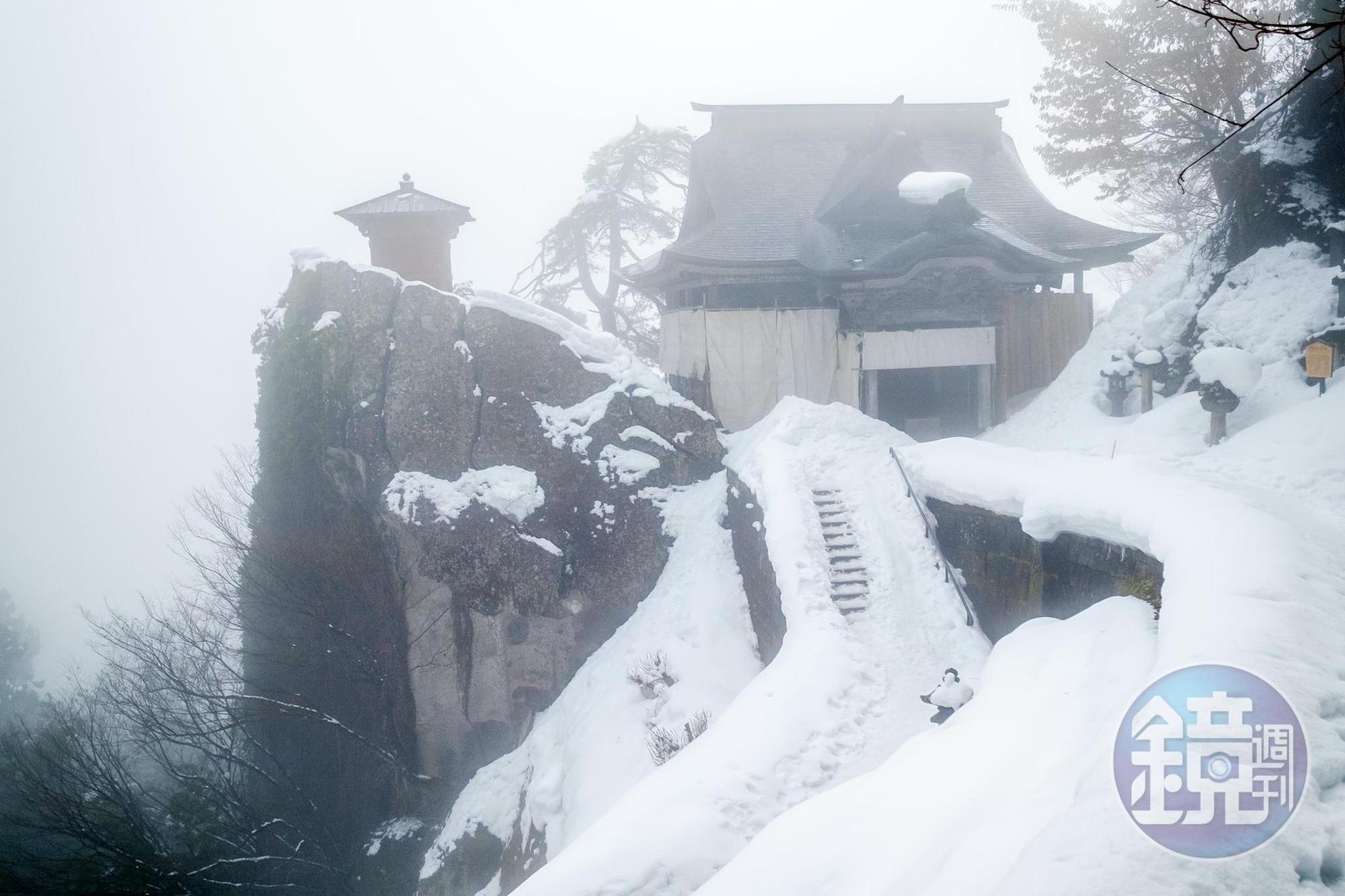 觀景台旁整個階梯都是雪,實在很懷疑當初自己怎麼爬上去的。