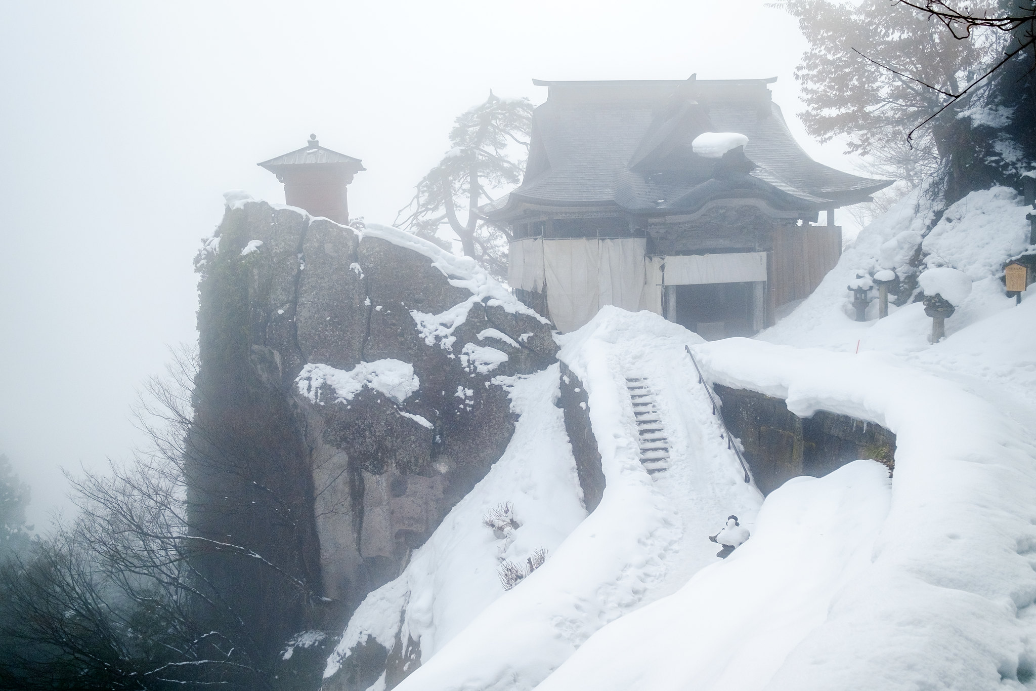 觀景台旁整個階梯都是雪，實在很懷疑當初自己怎麼爬上去的。