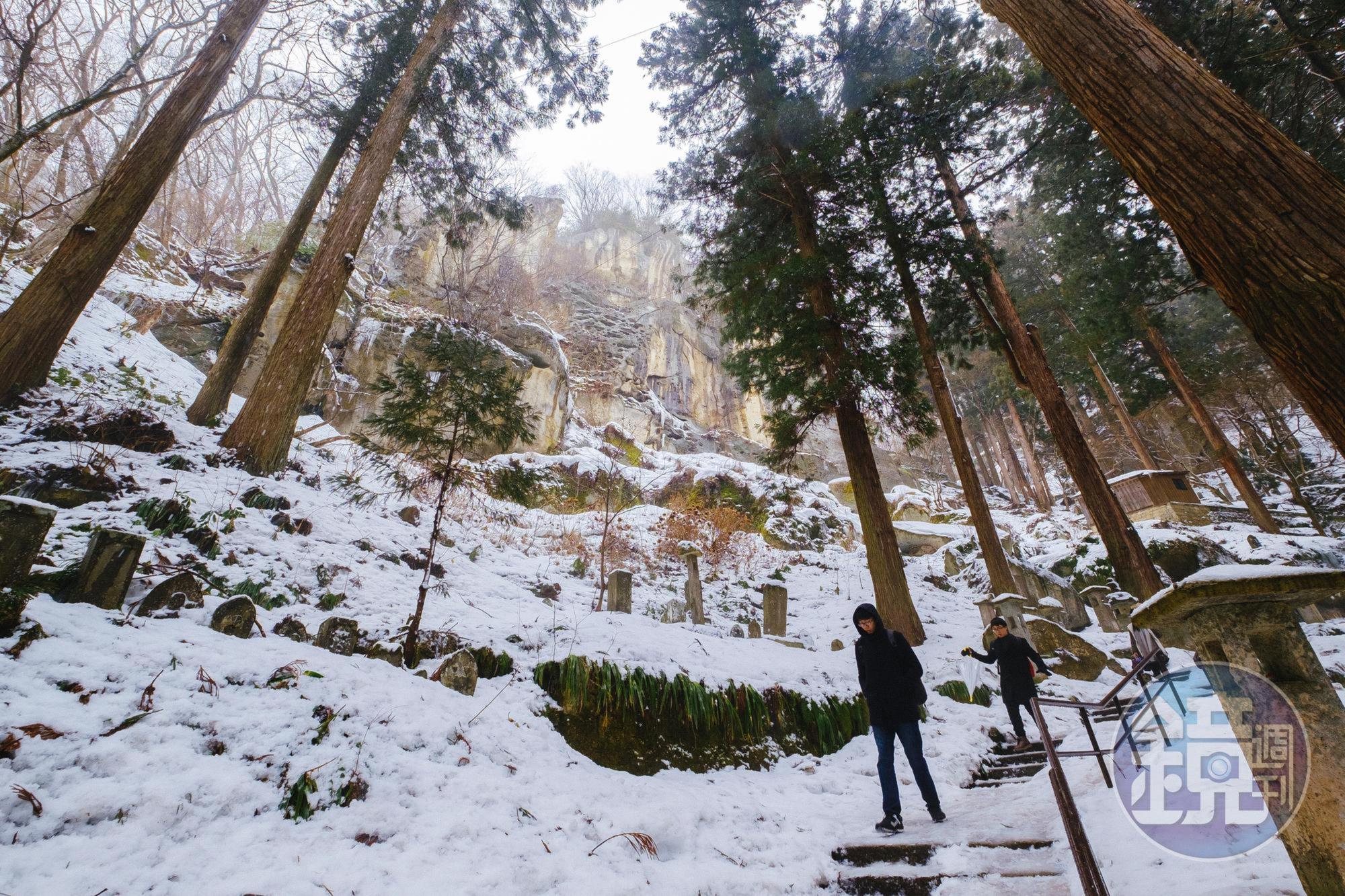 即使去山寺路上階梯整個都積滿雪,往上爬簡直步步難行,還是要拼一下往上爬。