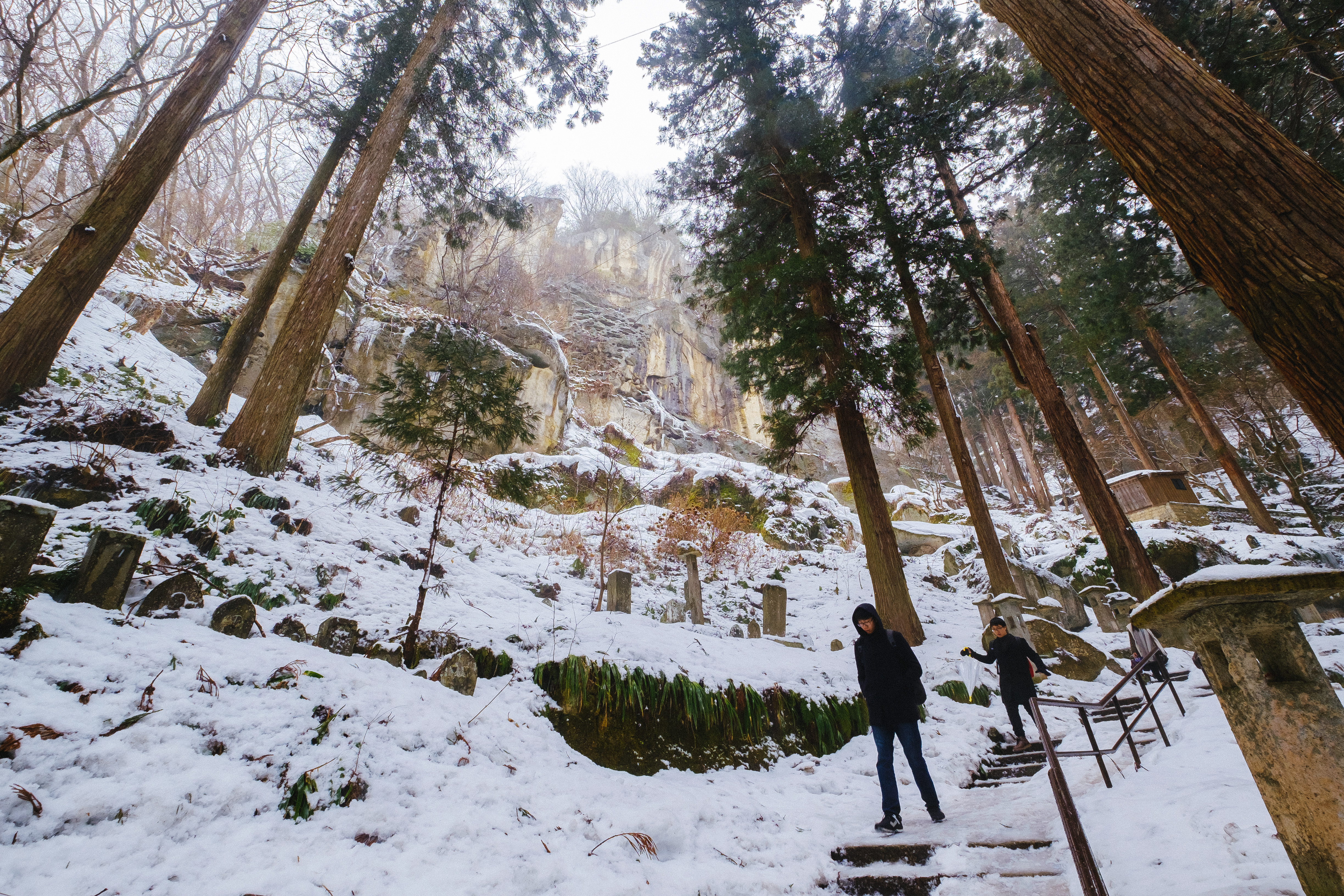 即使去山寺路上階梯整個都積滿雪，往上爬簡直步步難行，還是要拼一下往上爬。