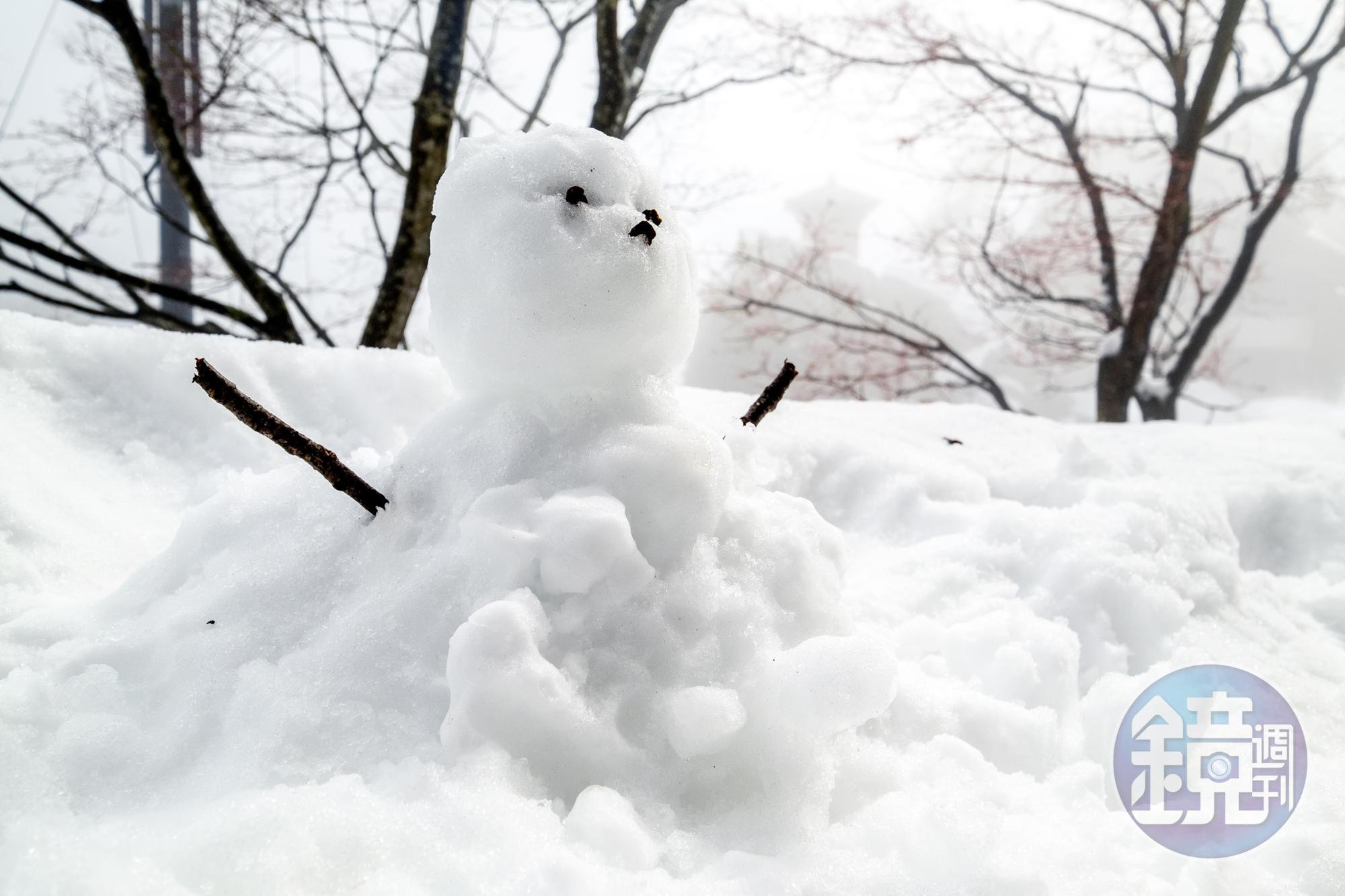 回程看到可愛的雪人,幫他補上一些雪維持狀態。