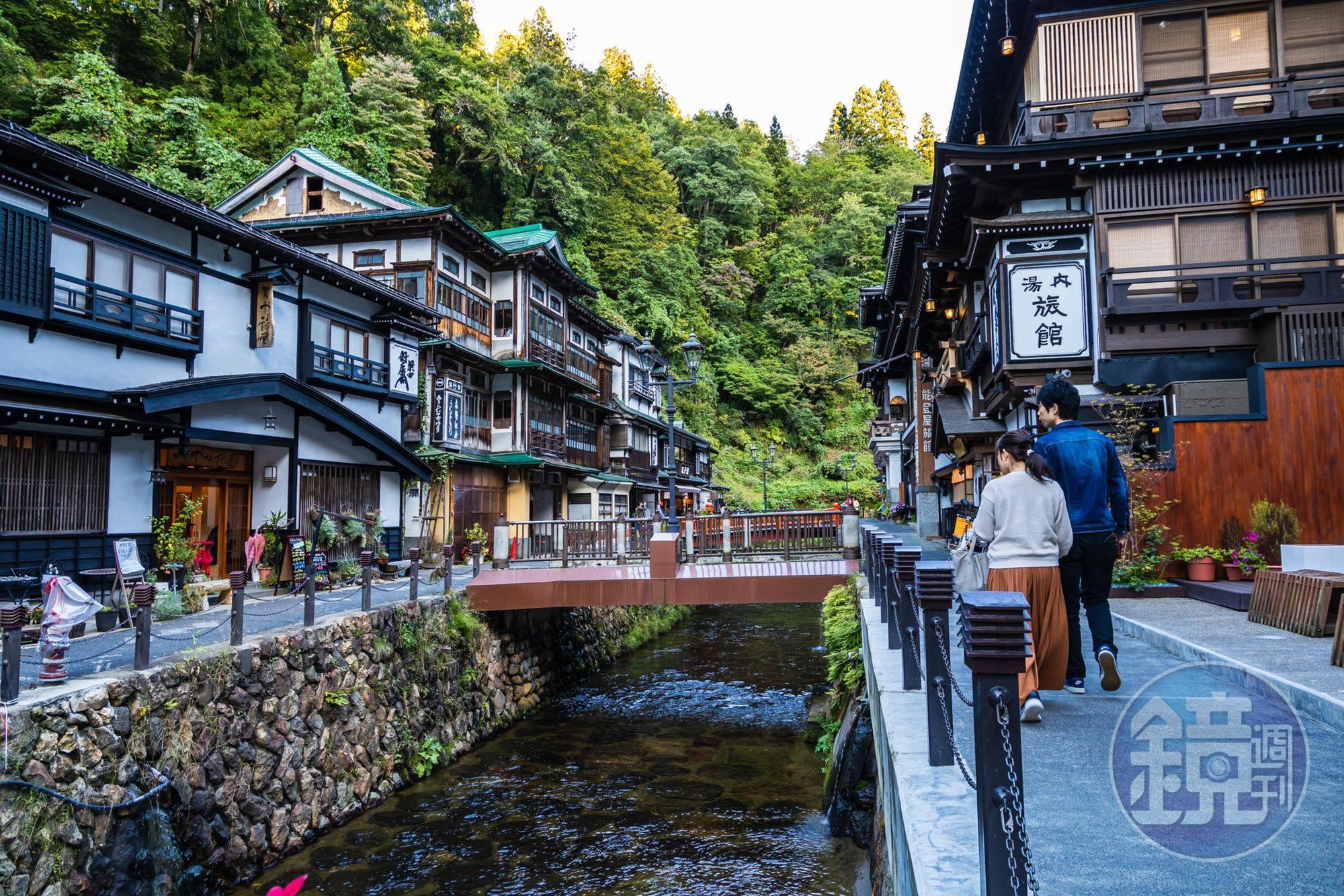 許多日式溫泉旅館整排立於河道旁,散步愜意,每間入住價格都不斐。