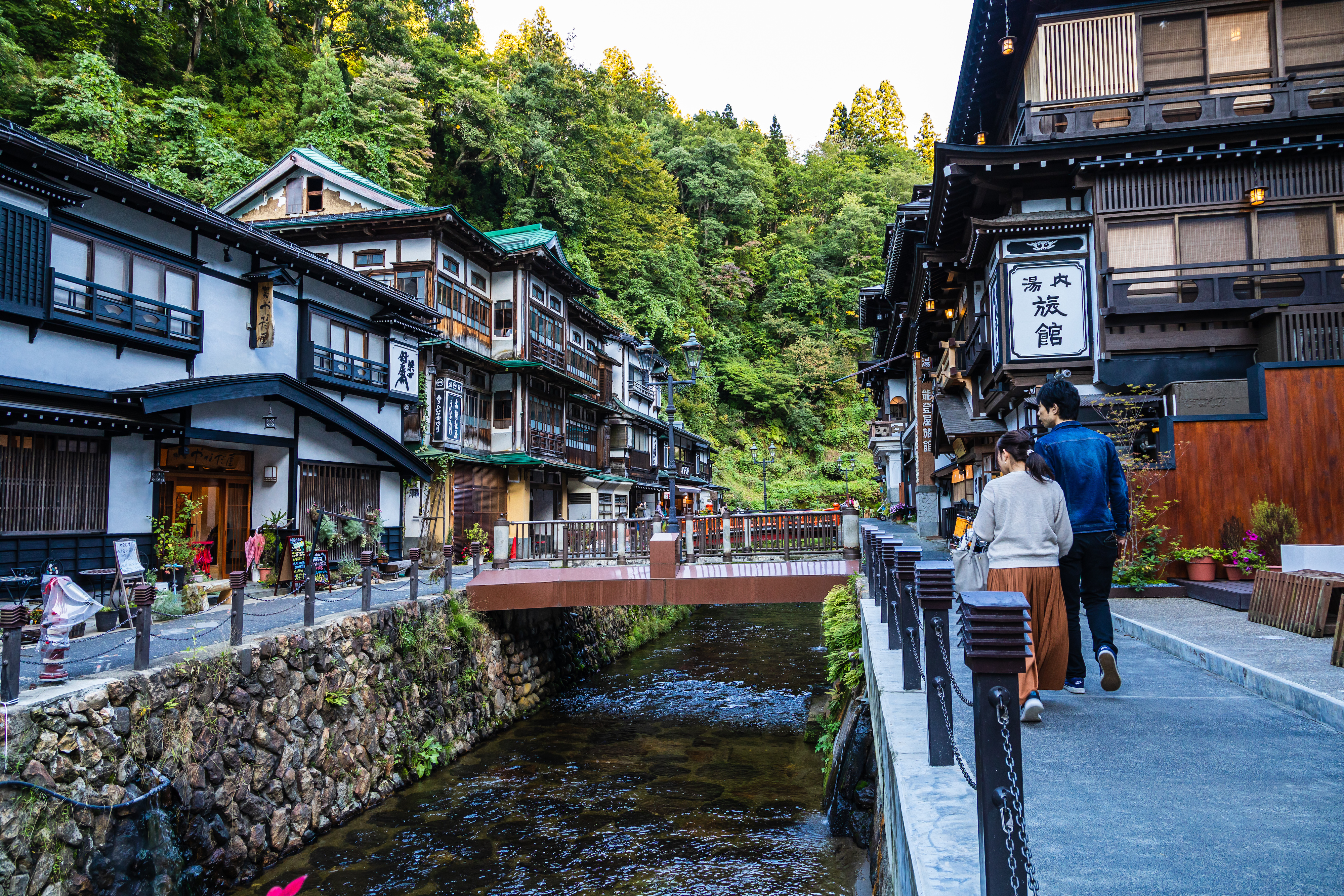 許多日式溫泉旅館整排立於河道旁，散步愜意，每間入住價格都不斐。