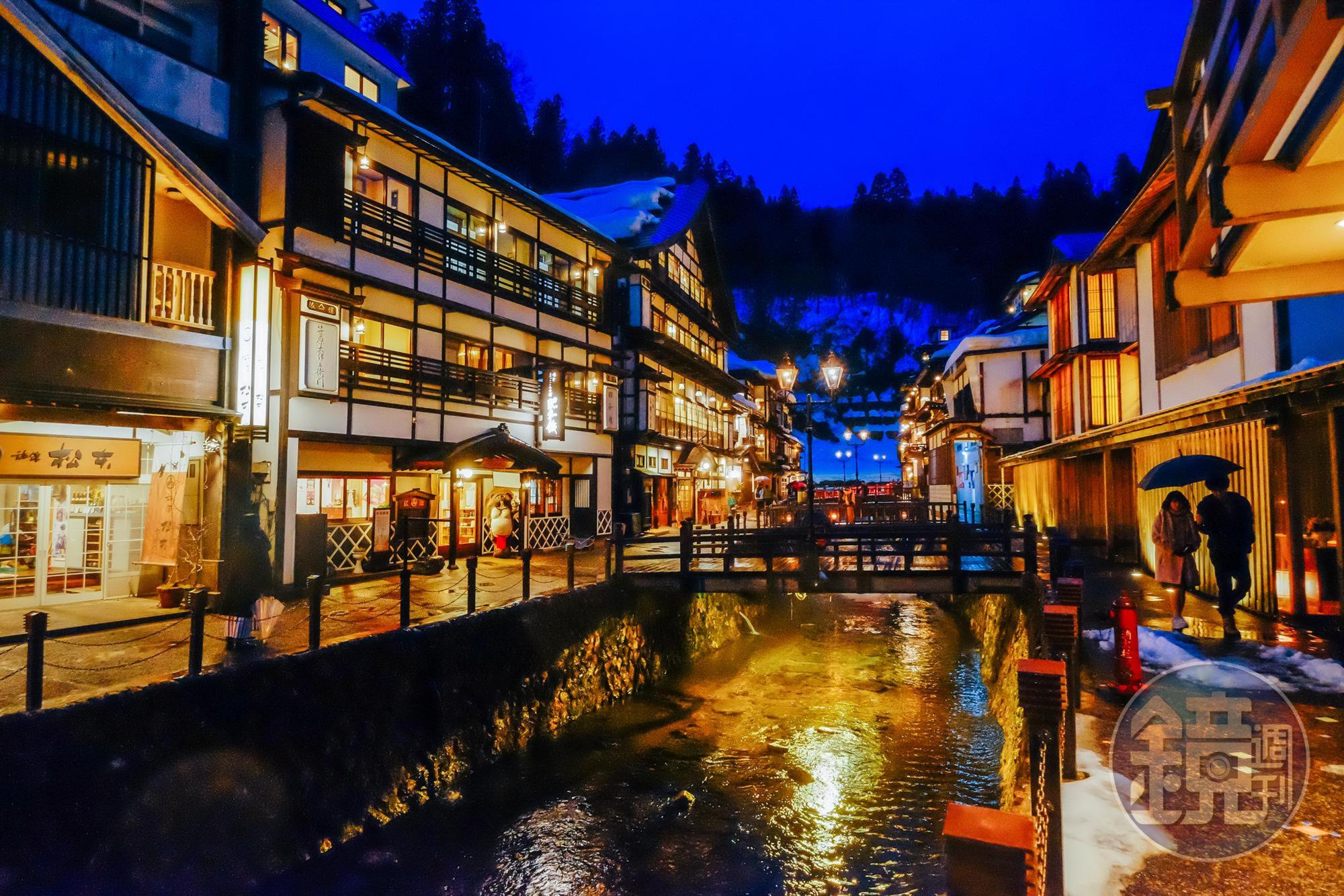 冬天下雪後的夜晚,還是覺得夜景比較有氣氛,不過當地交通不方便,公車班次相當少,會想待到晚上的也只有很熱血的攝影師吧?!