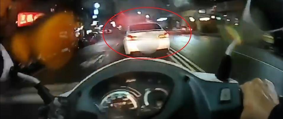 湯姓男子駕車遇警臨檢不停，還狂颷蛇行逃逸，警方從後追緝。（翻攝畫面）