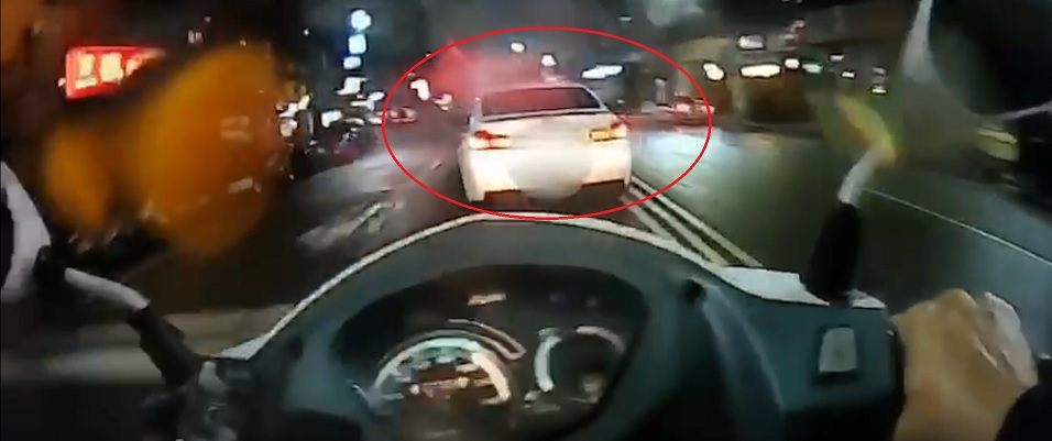 湯姓男子駕車遇警臨檢不停，還狂颷蛇行逃逸，警方從後追緝。（翻攝畫面）