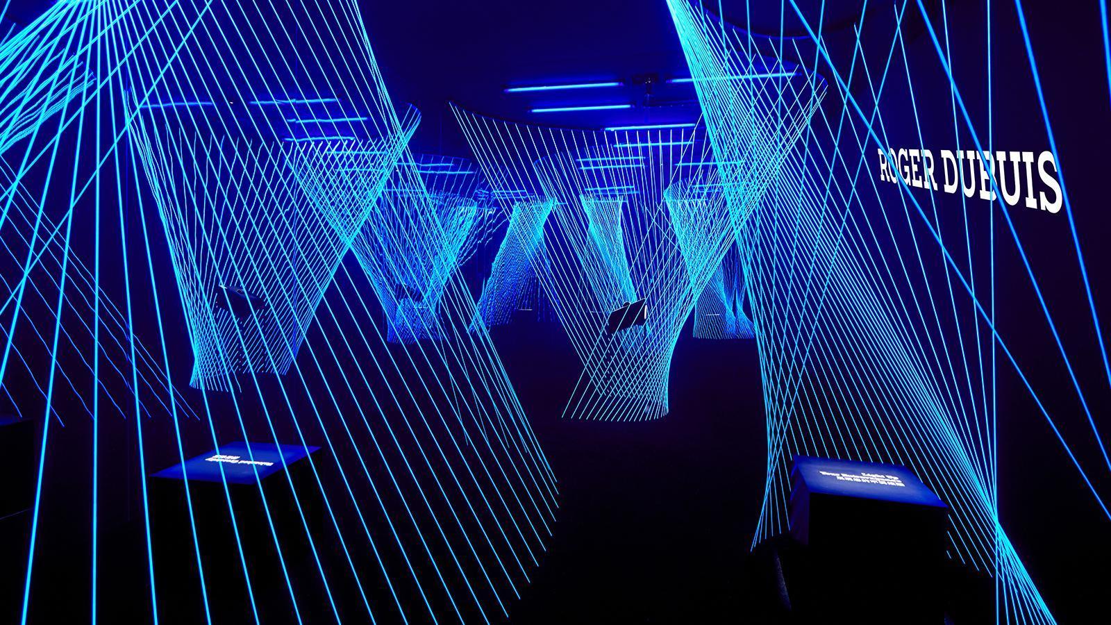 Excalibur Blacklight的展示空間，以白色織繩圈構出的區塊，紫外光間隔式的照射，也讓Excalibur Blacklight面盤上的藍寶石水晶管束展現視覺效果。