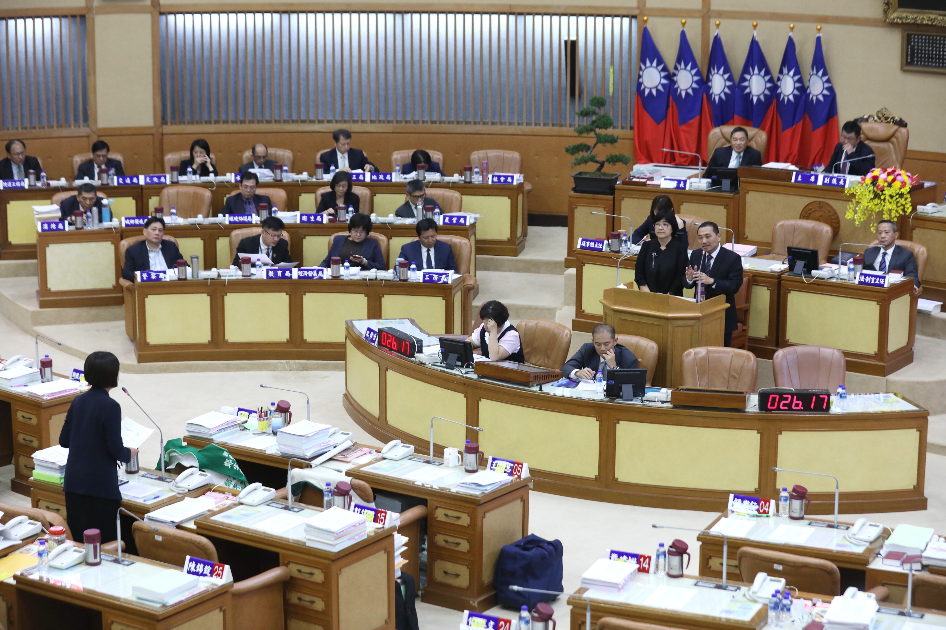 新北市婦幼政策大放送，市長侯友宜應議員要求，將推動弱勢新生兒家庭免費坐月子到宅服務。（翻攝畫面）