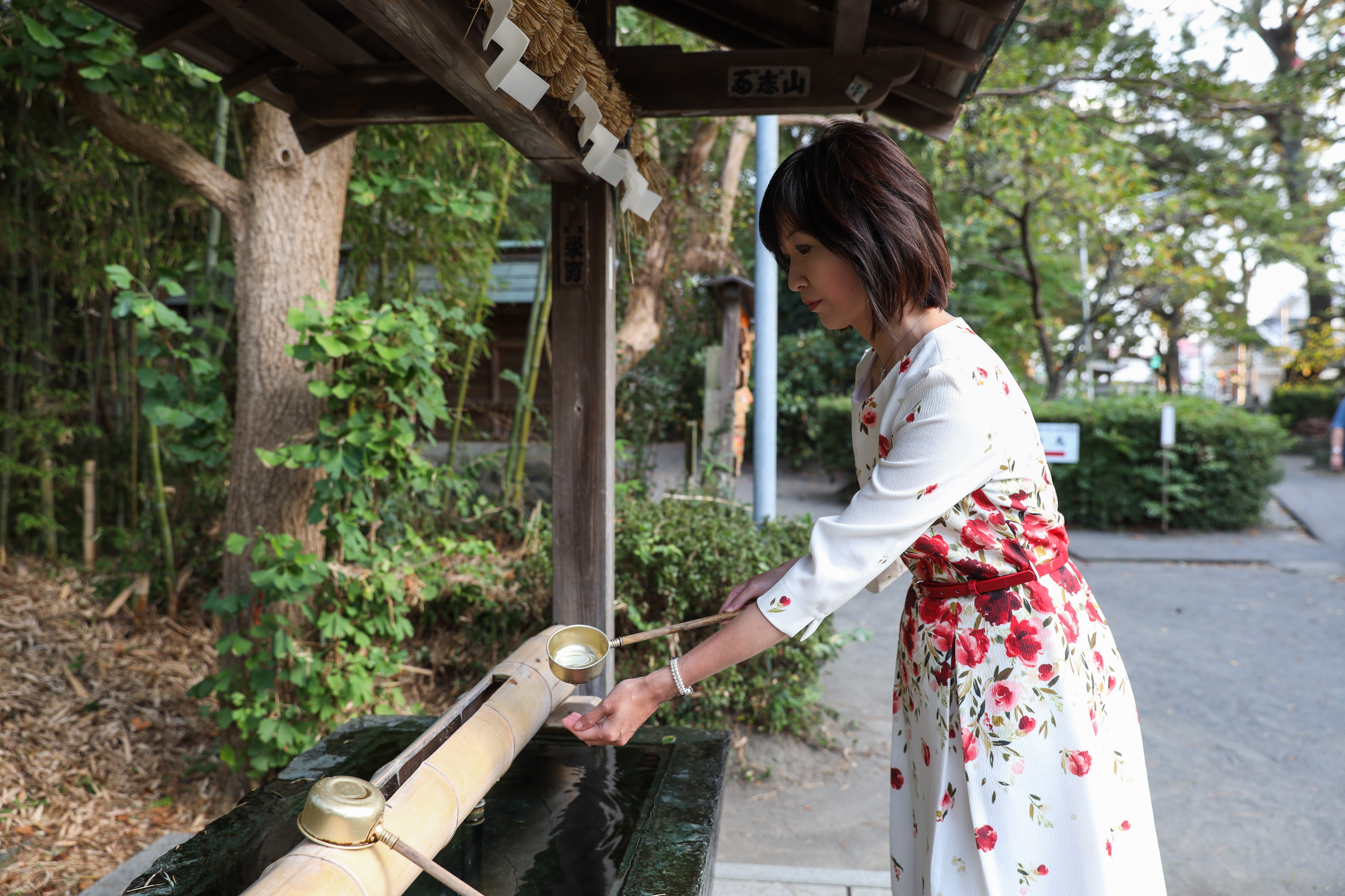 作家朱嘉雯在神社前淨手，準備參拜御穗大明神。