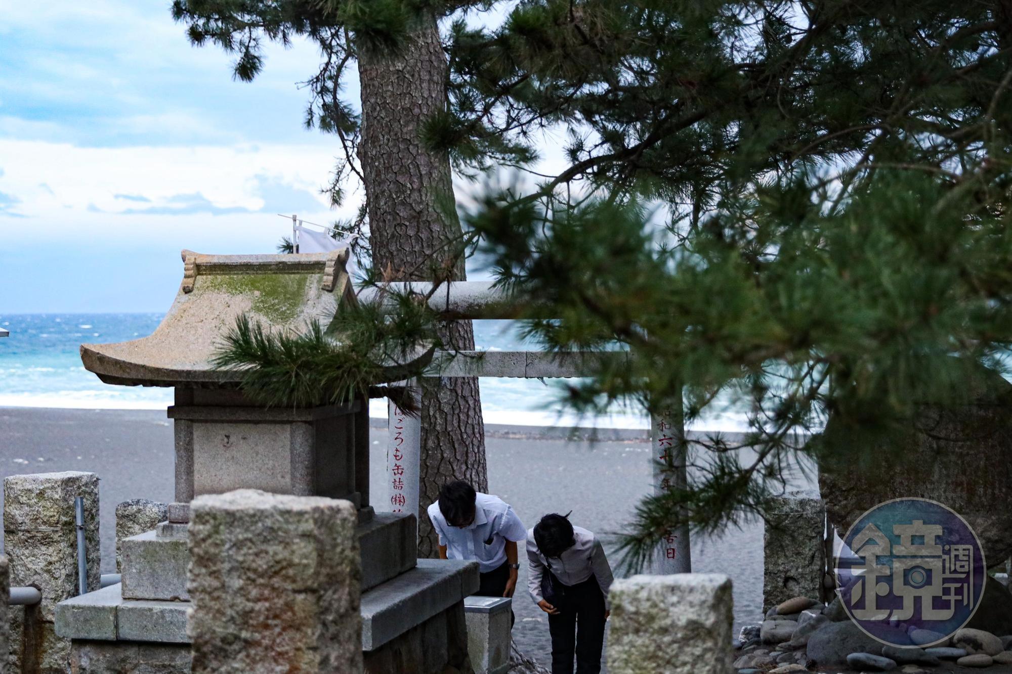 老松旁是御穗神社的離宮「羽車神社」,許多人虔誠參拜。
