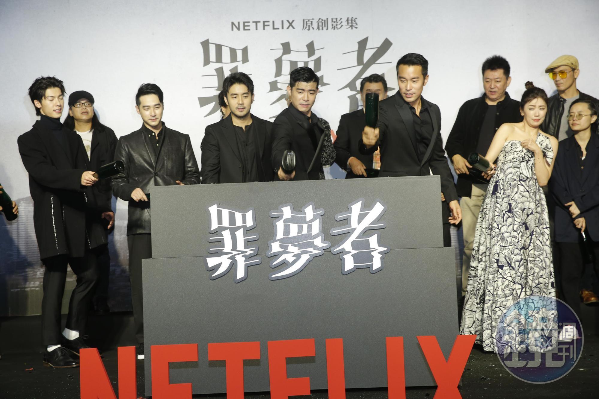 許光漢（左起）、周洺甫、章立衡、王柏傑、張孝全在《罪夢者》首映會紅毯砸酒瓶，讓賈靜雯（右2）花容失色，躲到導演陳映蓉身邊。