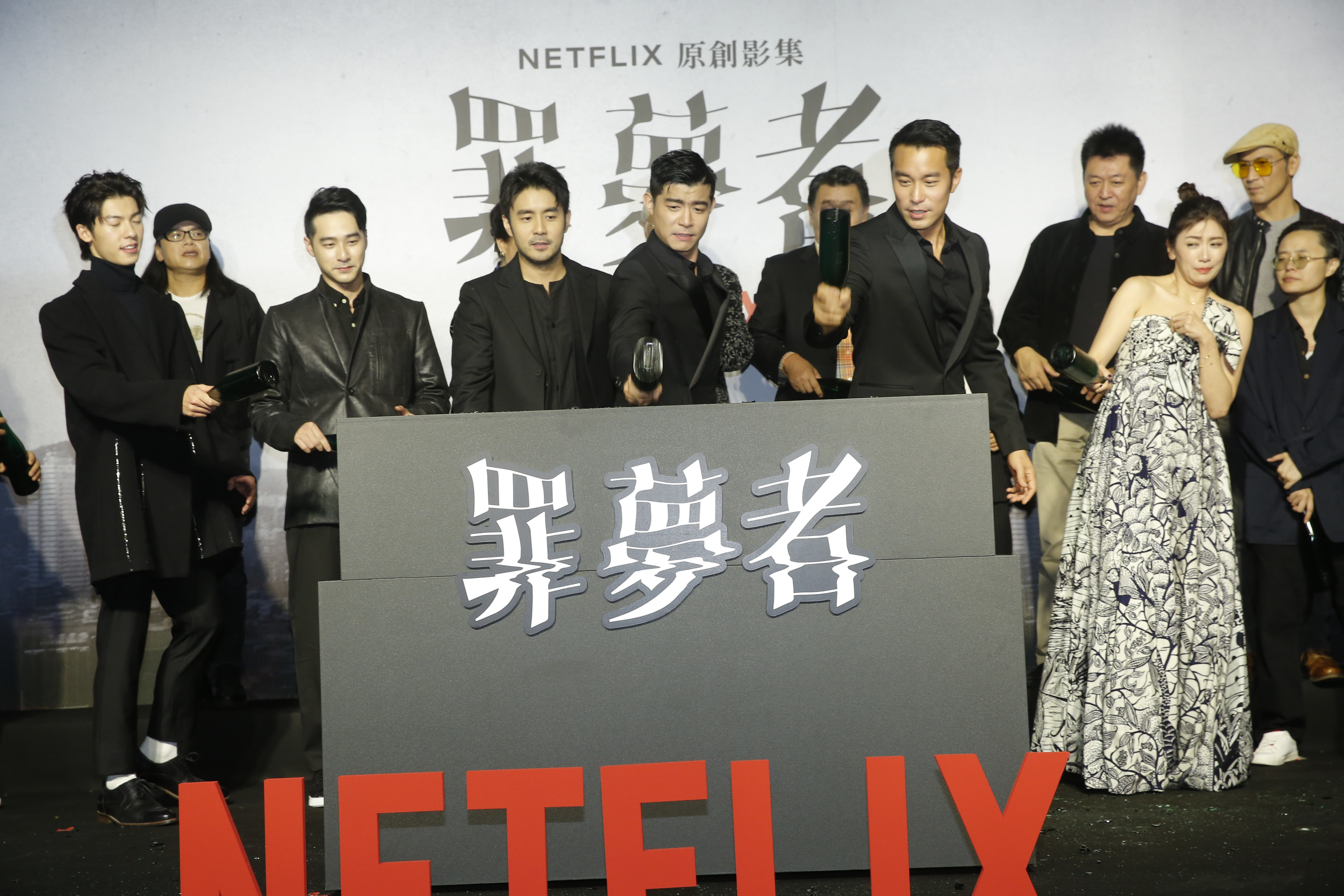 許光漢（左起）、周洺甫、章立衡、王柏傑、張孝全在《罪夢者》首映會紅毯砸酒瓶，讓賈靜雯（右2）花容失色，躲到導演陳映蓉身邊。