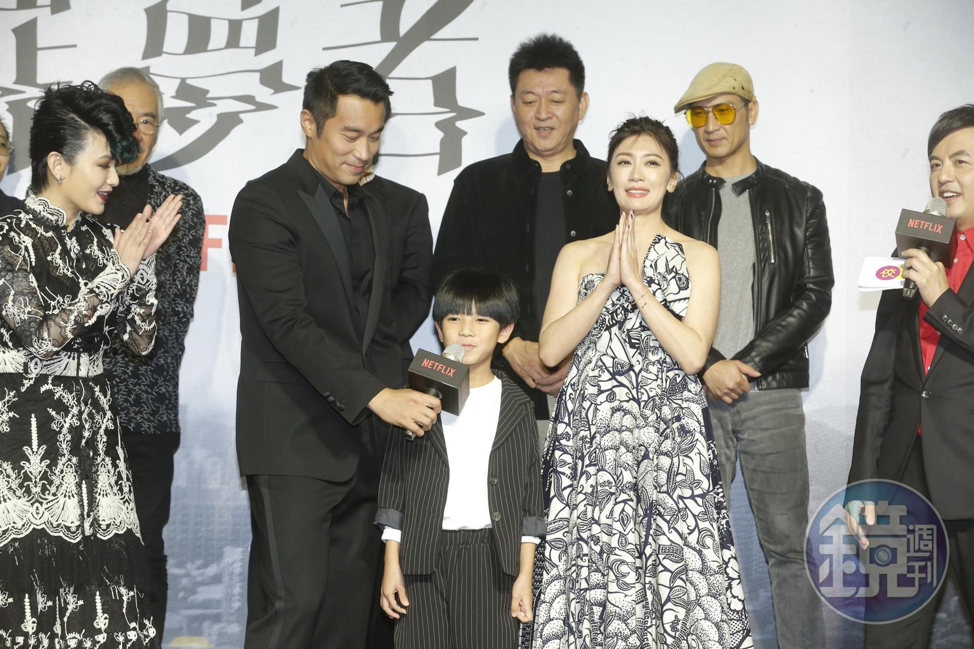 童星謝岩希（中）扮演張孝全跟賈靜雯的兒子，沒想到也是省話一哥，頗有張孝全的真傳。