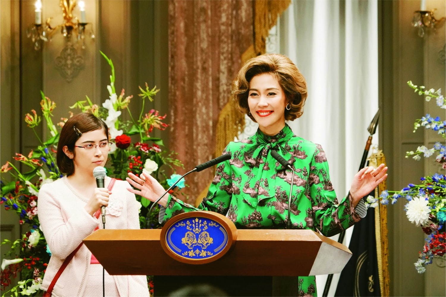  《失憶的總理大臣》木村佳乃（右）扮演美國總統，與飾演翻譯的宮澤艾瑪有不少搞笑橋段。（傳影互動提供）