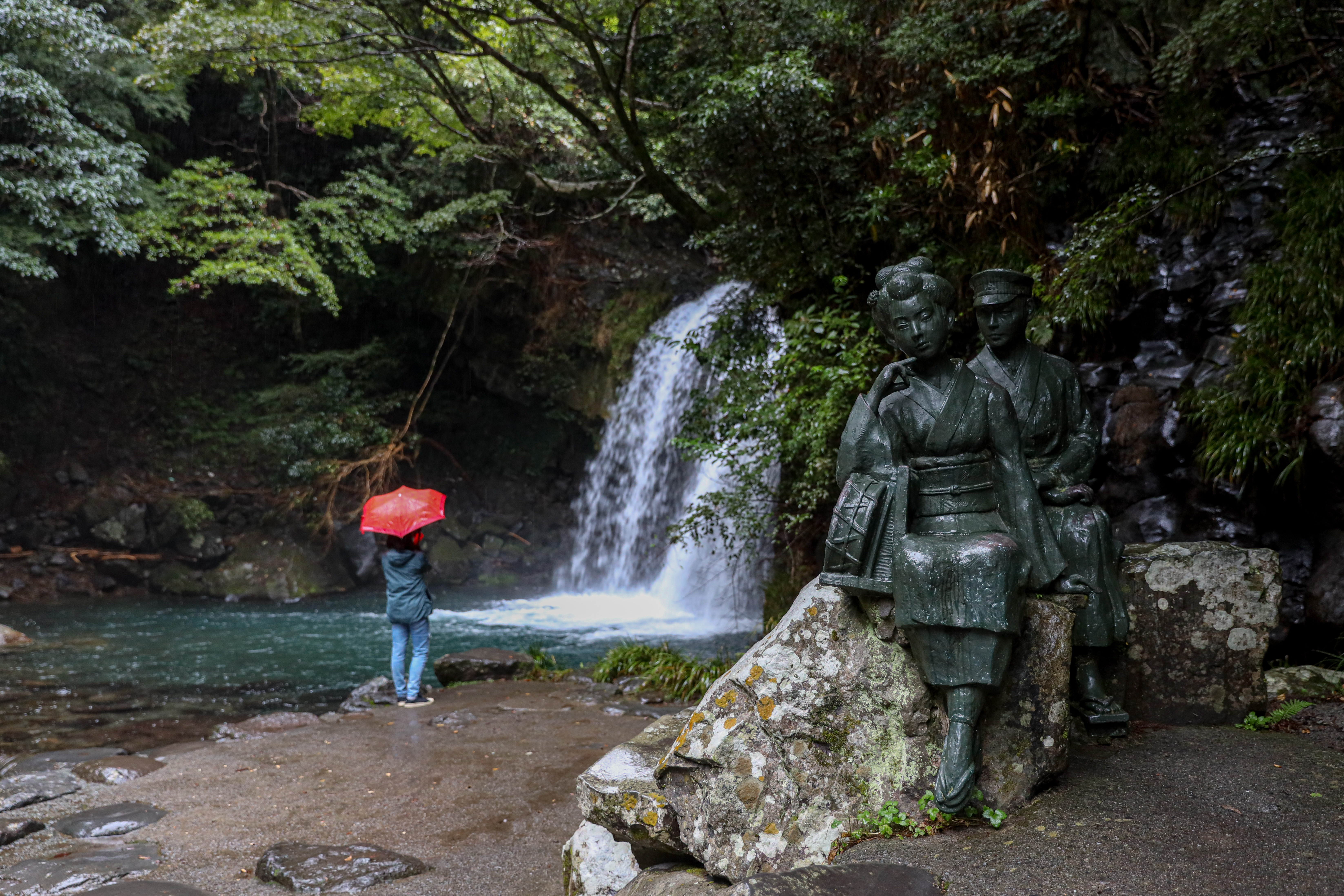 河津七瀧中的「初景瀧」，依川端康成小說中描繪的形象，立了大學生與小薰的塑像，讓書迷可以發揮想像力。