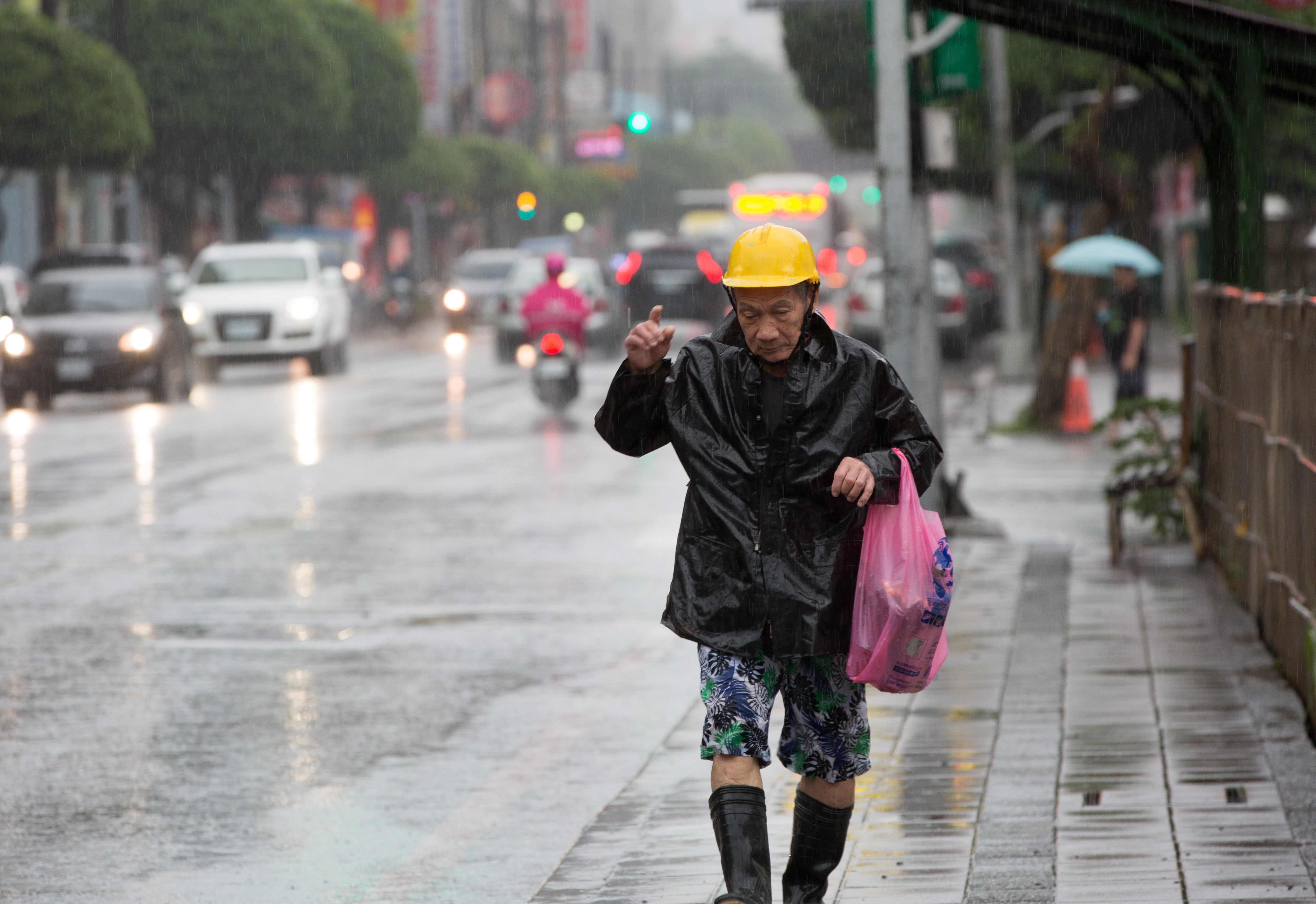 中央氣象局針對全台新北市等4地區發布豪雨、大雨特報，提醒外出民眾記得隨身攜帶雨具。
