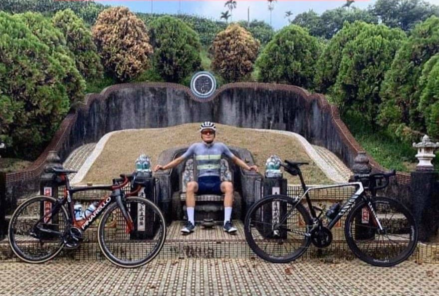 外國單車選手拍攝一張模仿皇帝跨坐墳墓的照片，民俗專家也警告觸犯大忌。（翻攝Anthon Charmig IG）