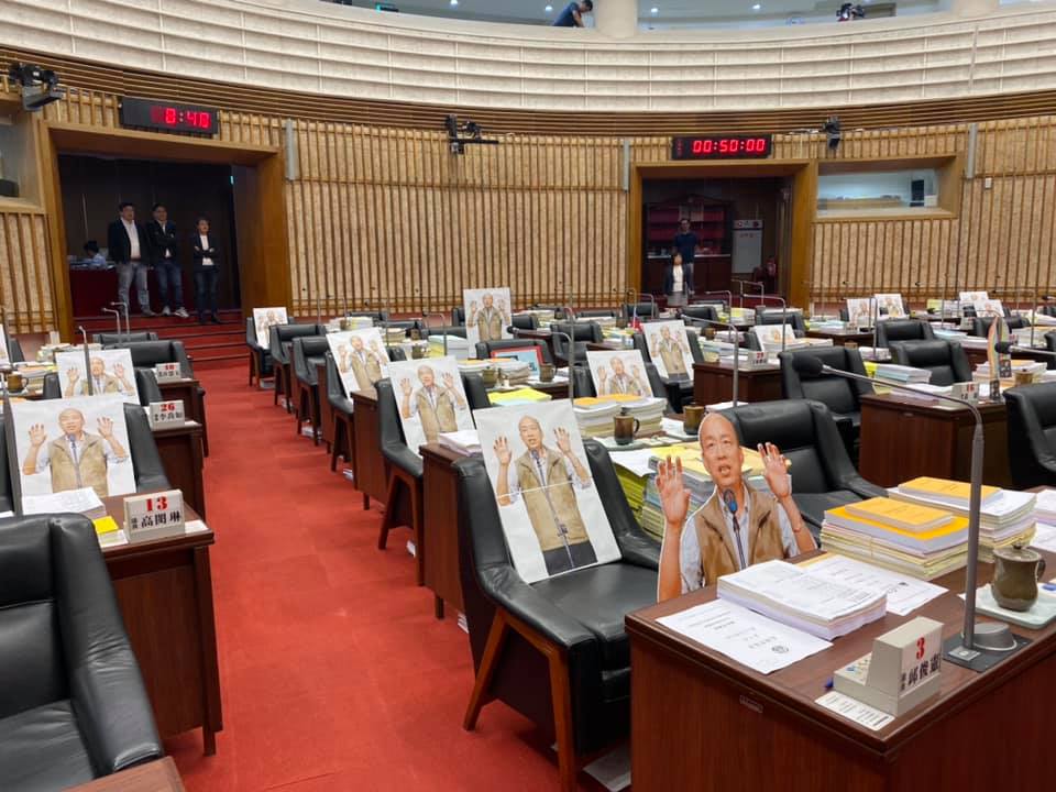 民進黨團在議會內外擺放25面韓國瑜人形立牌，用此「分身」凸顯「市長在有與沒有之間」。（翻攝自邱俊憲臉書）