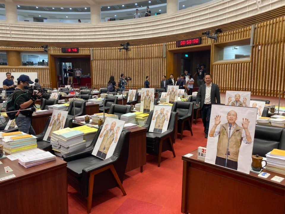 民進黨團在議會內外擺放25面韓國瑜人形立牌，用此「分身」凸顯「市長在有與沒有之間」。（翻攝自邱俊憲臉書）