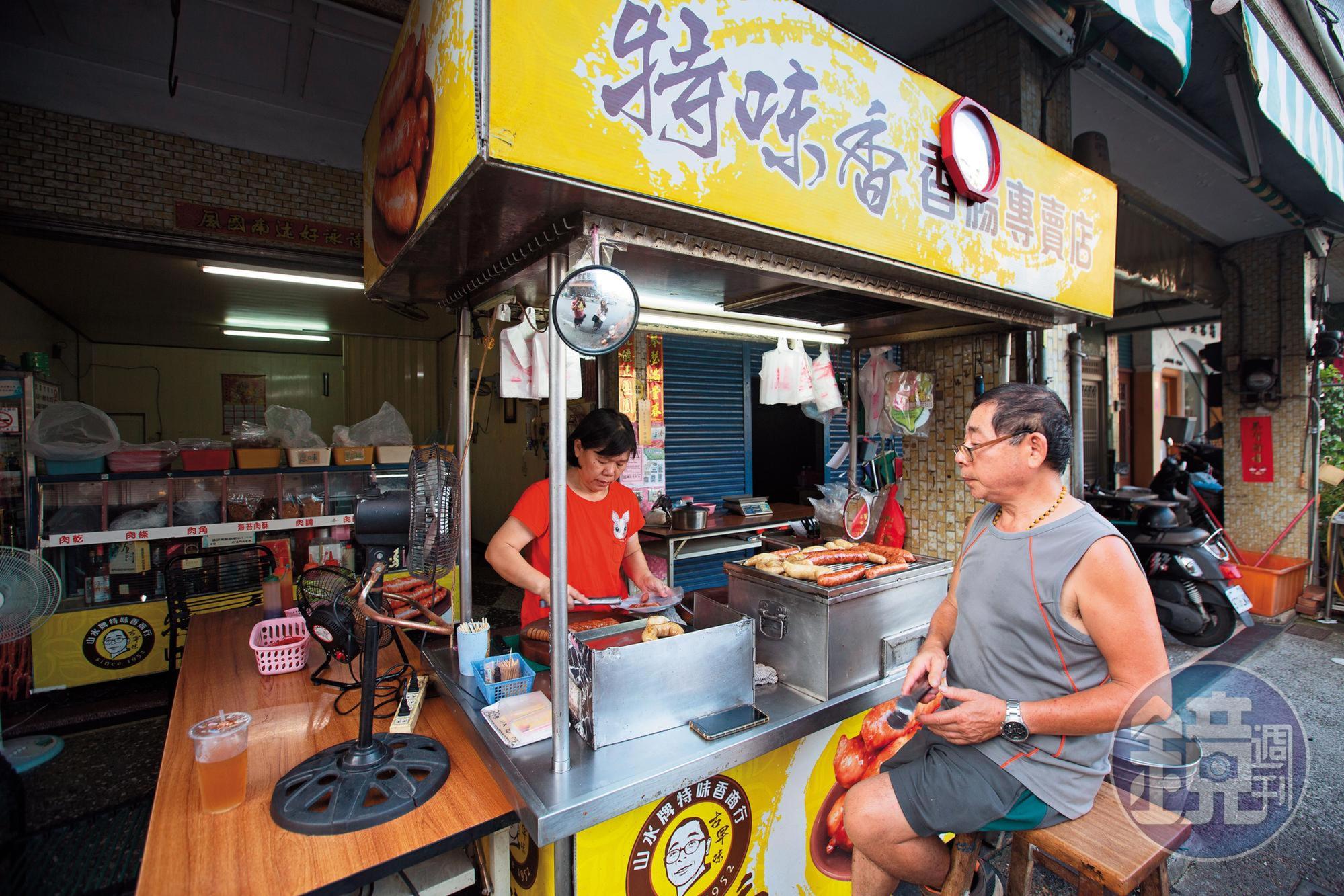 第二市場附近的「特味香商行」是1952年創設的老店。