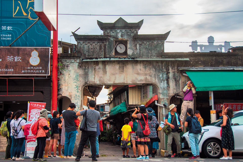 活動揭開街區過往的精彩歷史，參與學員個個聽得興味十足。（迷鹿台灣提供）