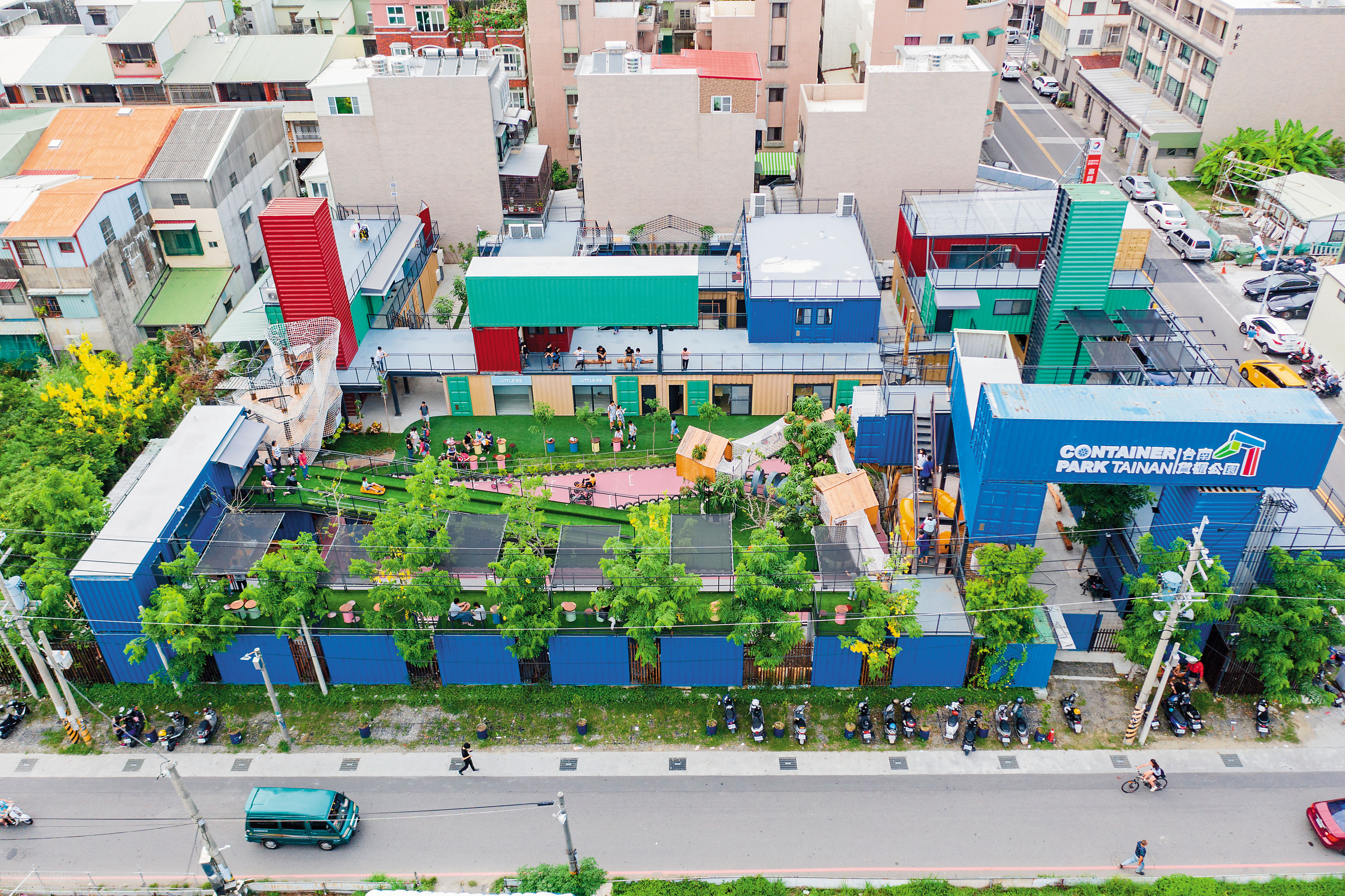 永康區的臺南貨櫃公園，是利用40個貨櫃打造的親子樂園。（臺南貨櫃公園提供）