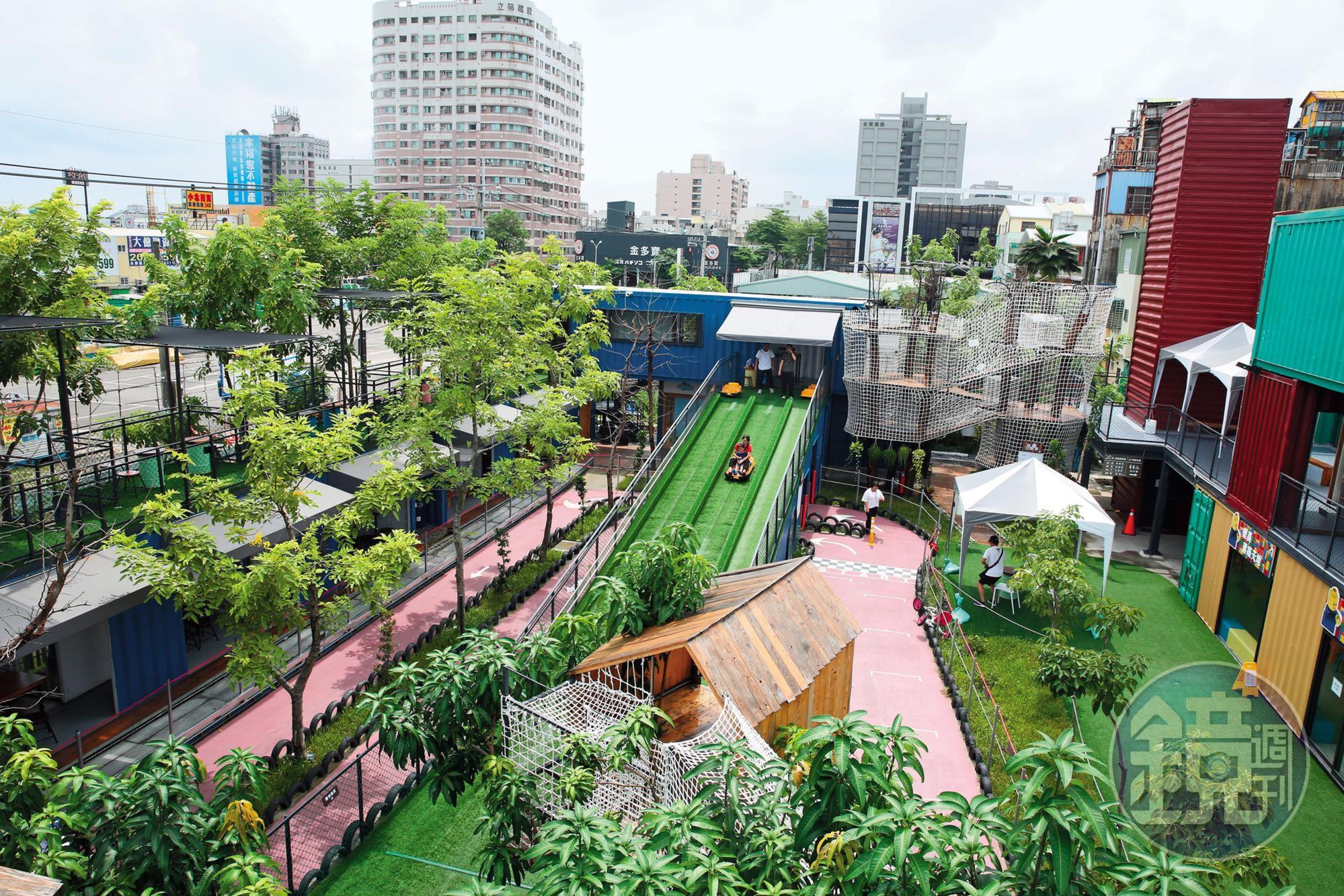 曾文山的父母花費1年時間，每天搭公車前來灌溉照料園區裡的一草一木。